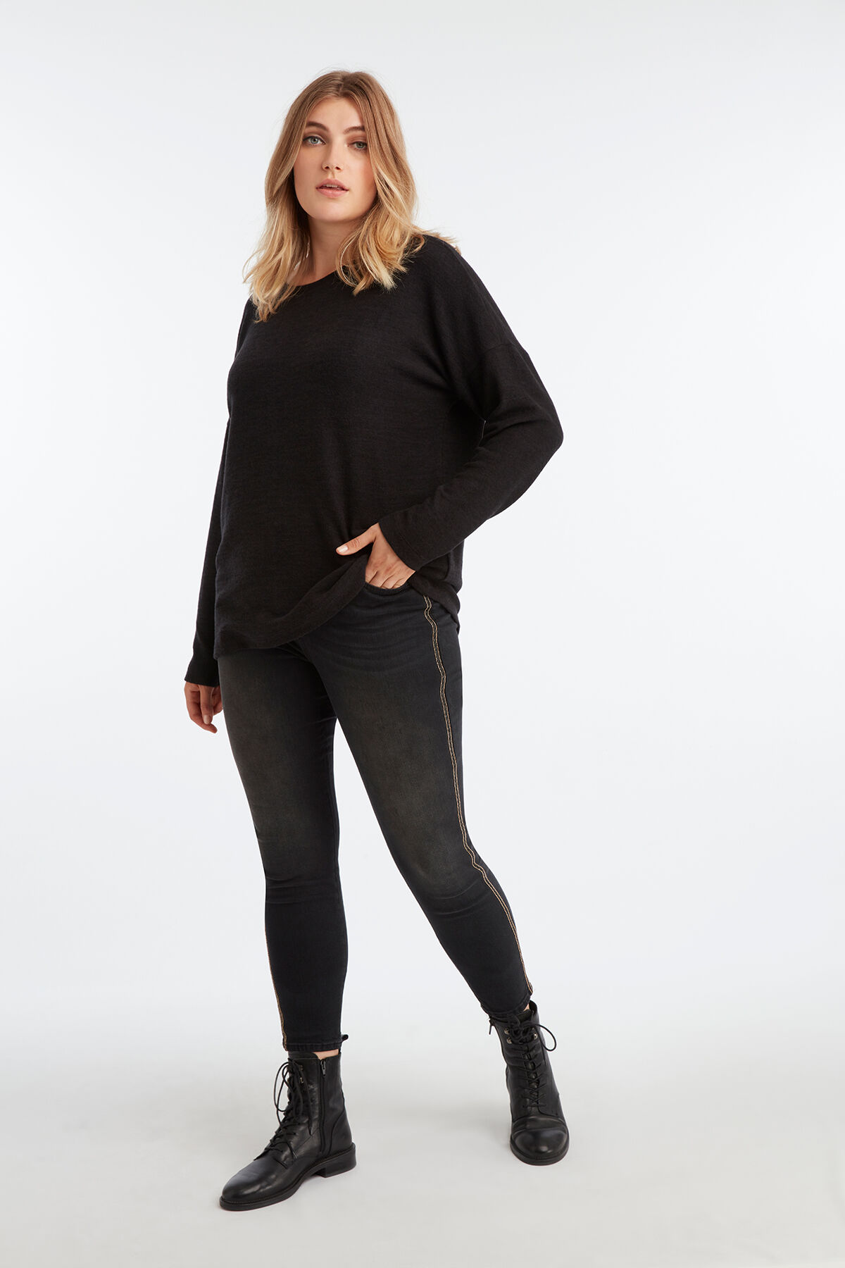 Vaqueros tobilleros de pitillo image number 3