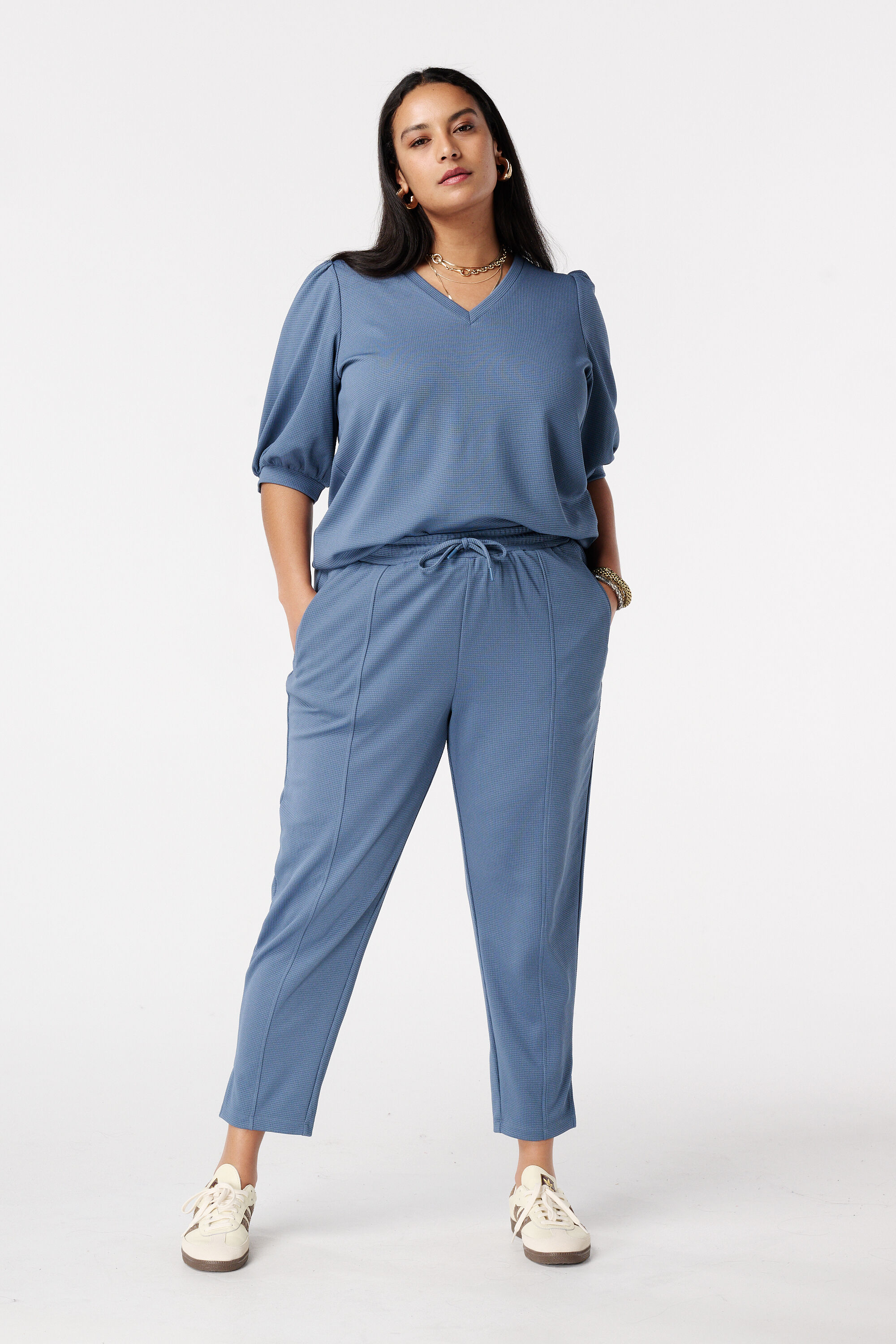 Pantalones con cord&oacute;n ajustable