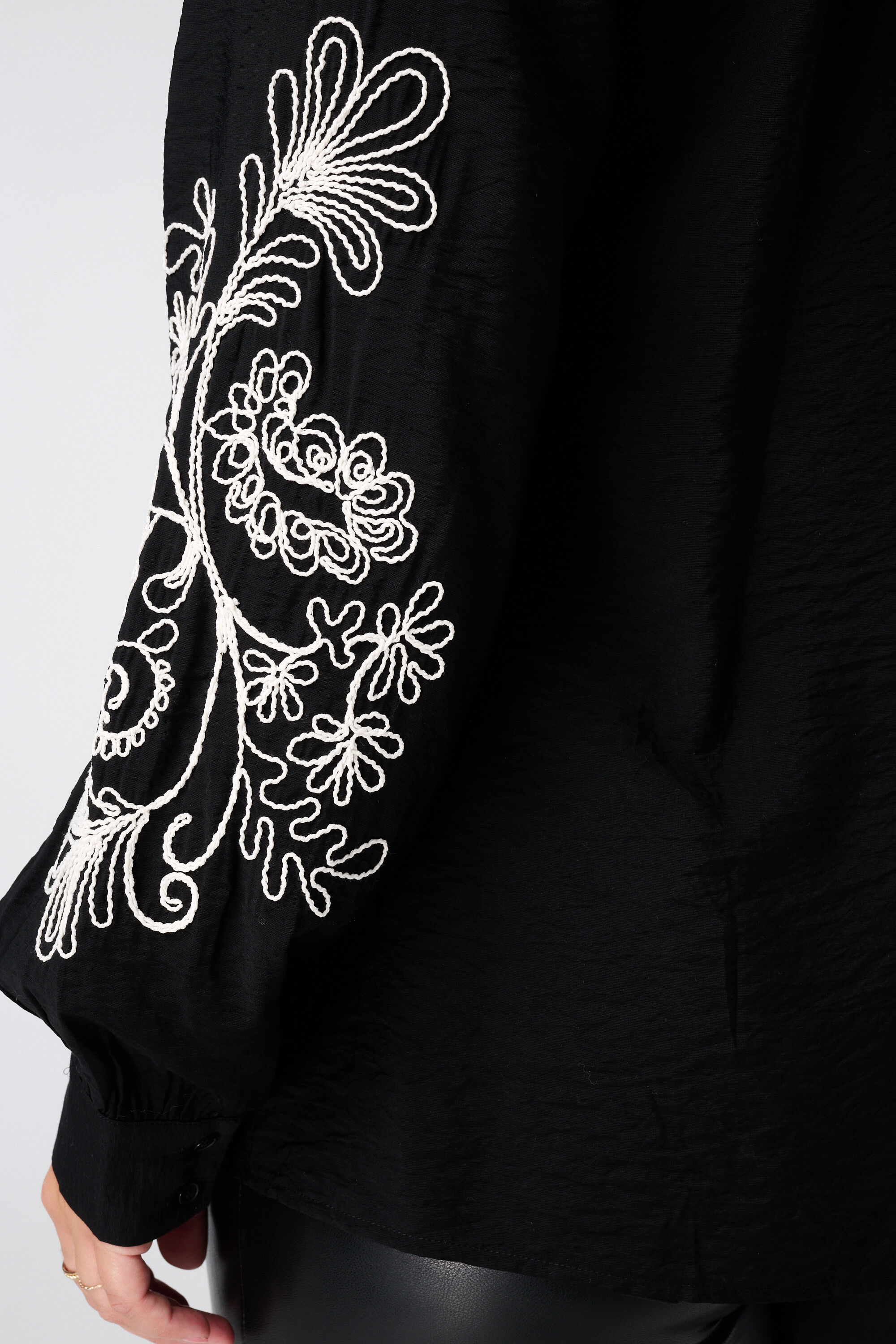 Blusa con bordado en las mangas image number 6