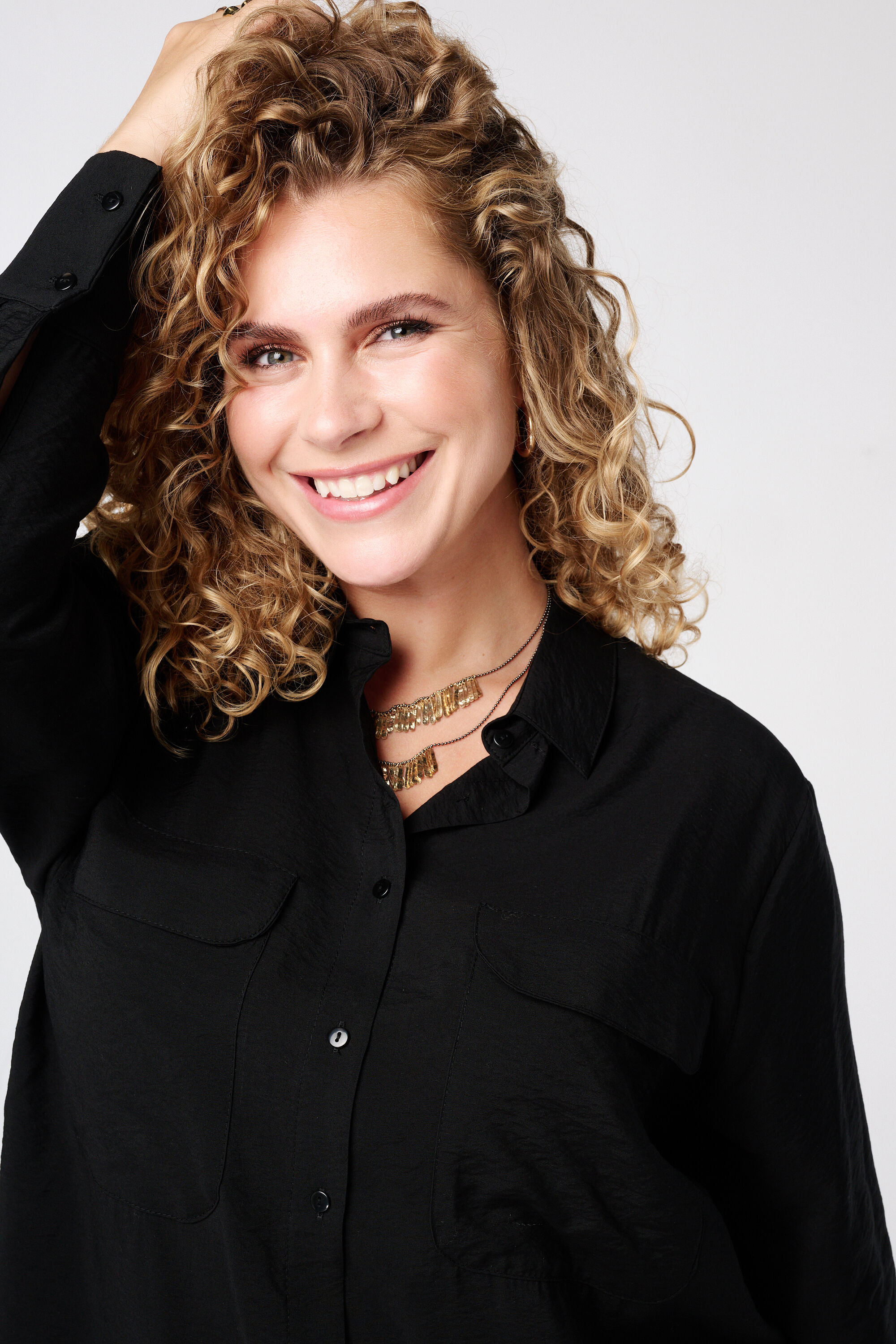 Blusa de largo medio con bolsillos decorativos image number 4