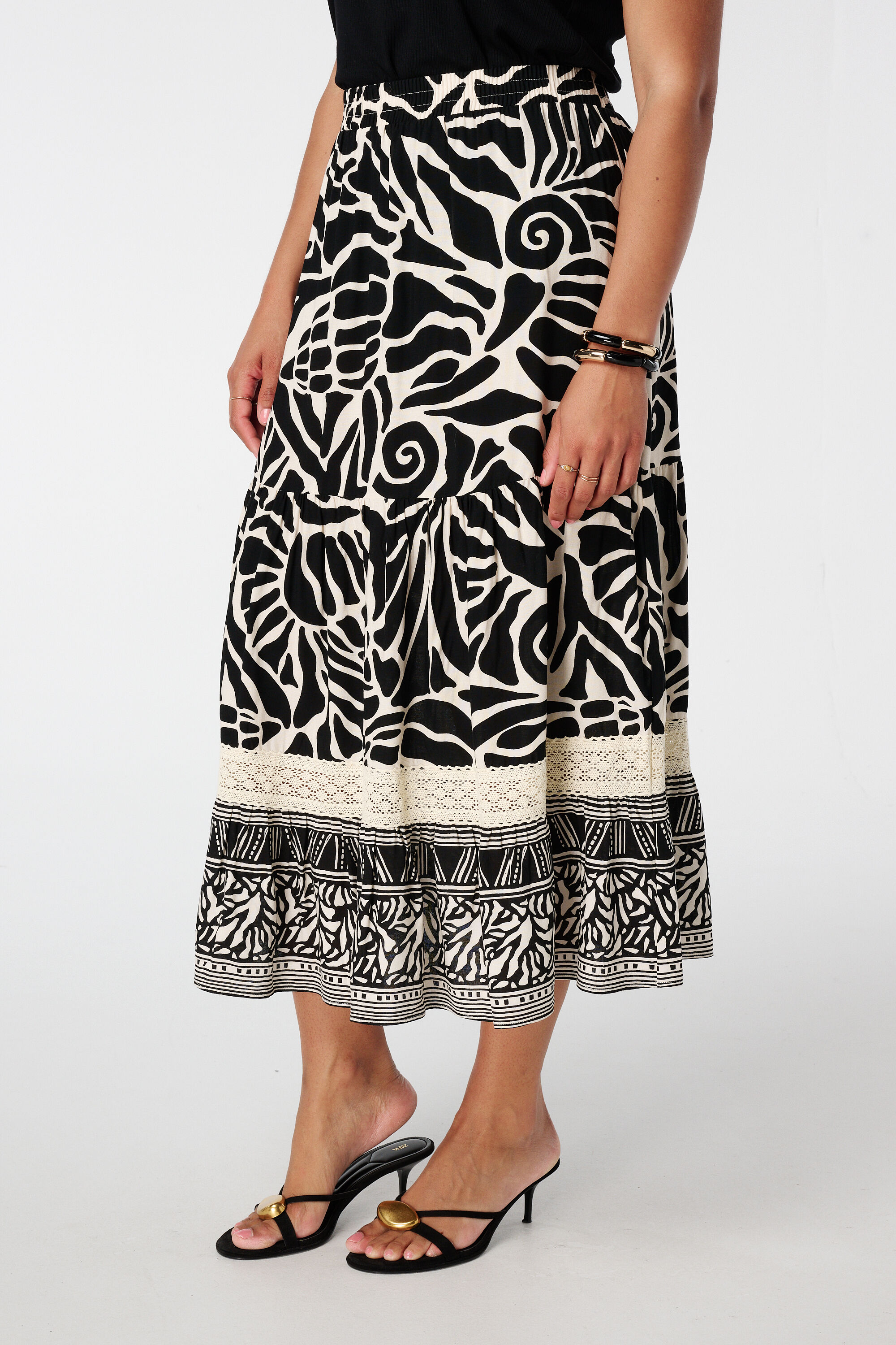 Falda con estampado y detalles de encaje image number 5