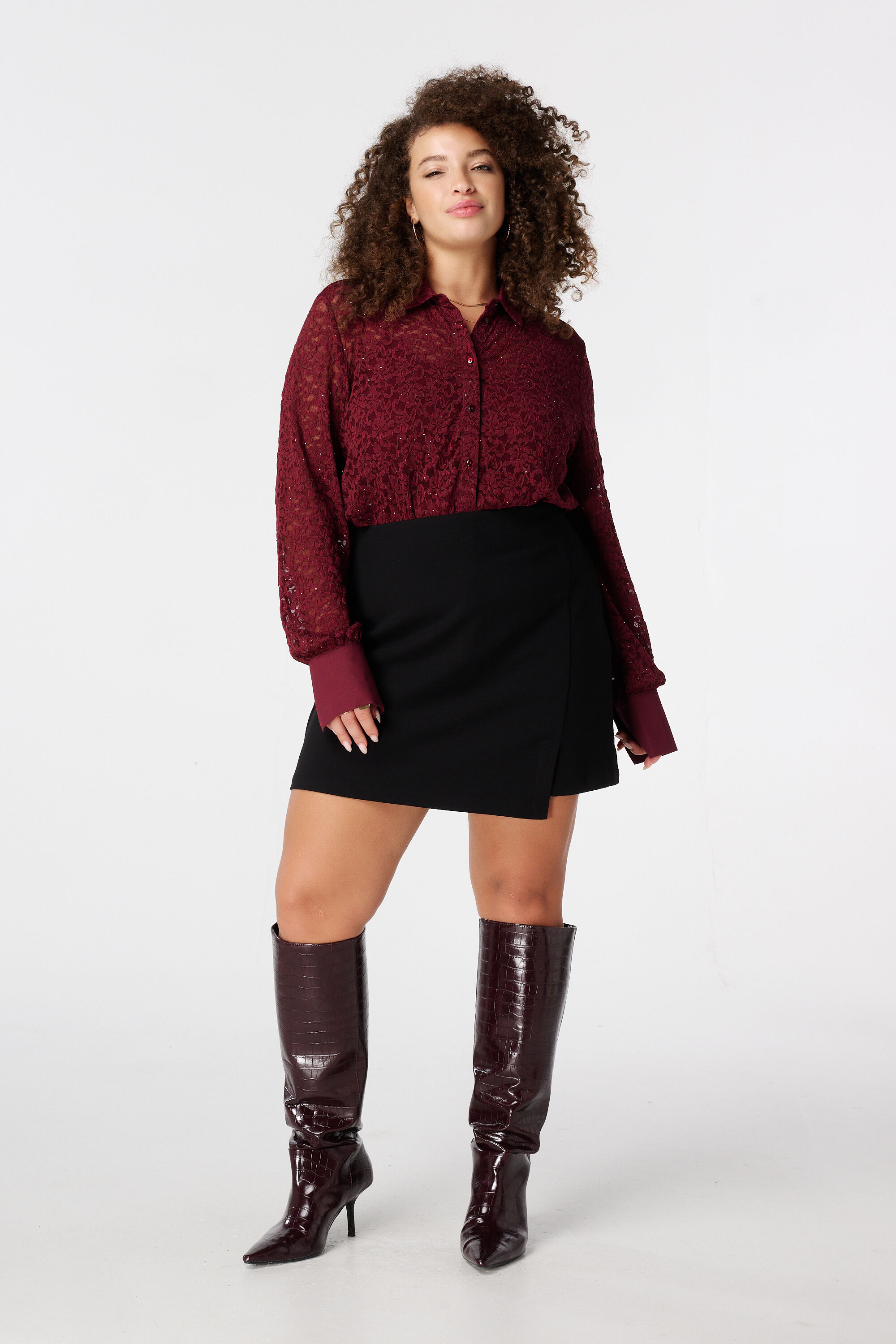 Top con encaje y lentejuelas image number 5