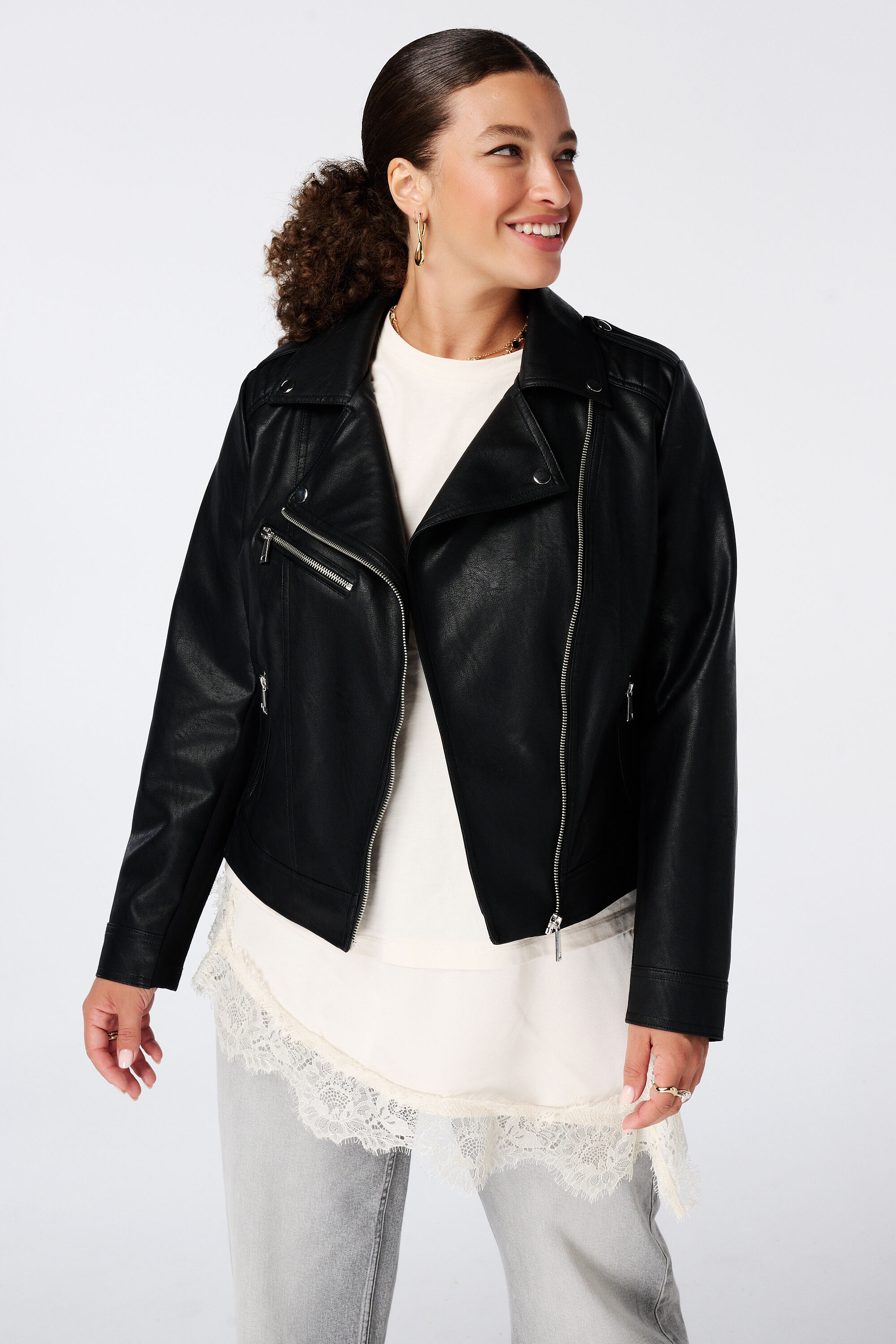 Chaqueta tipo cuero con detalles plateados