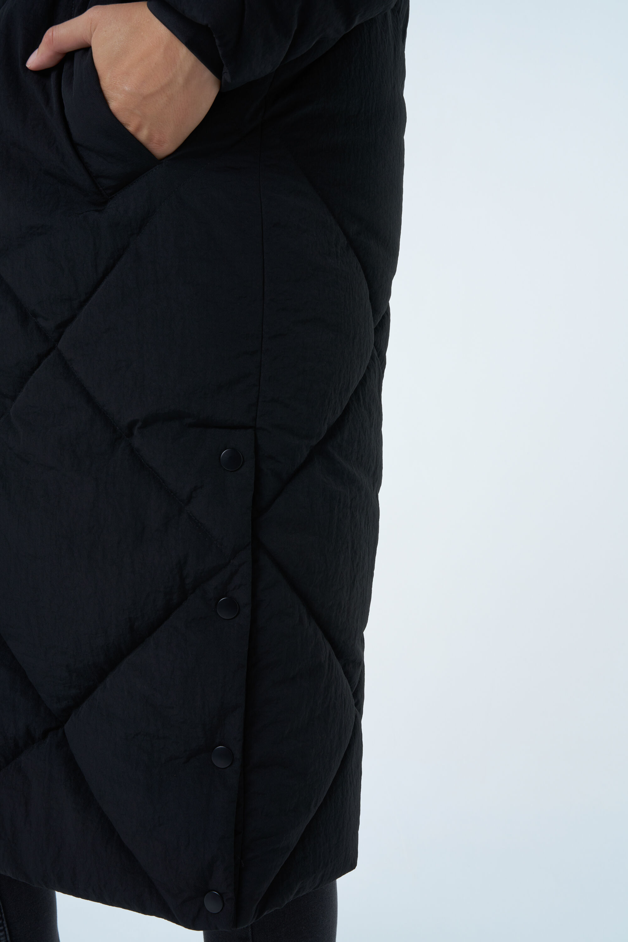 Chaqueta acolchada larga con capucha image number 5