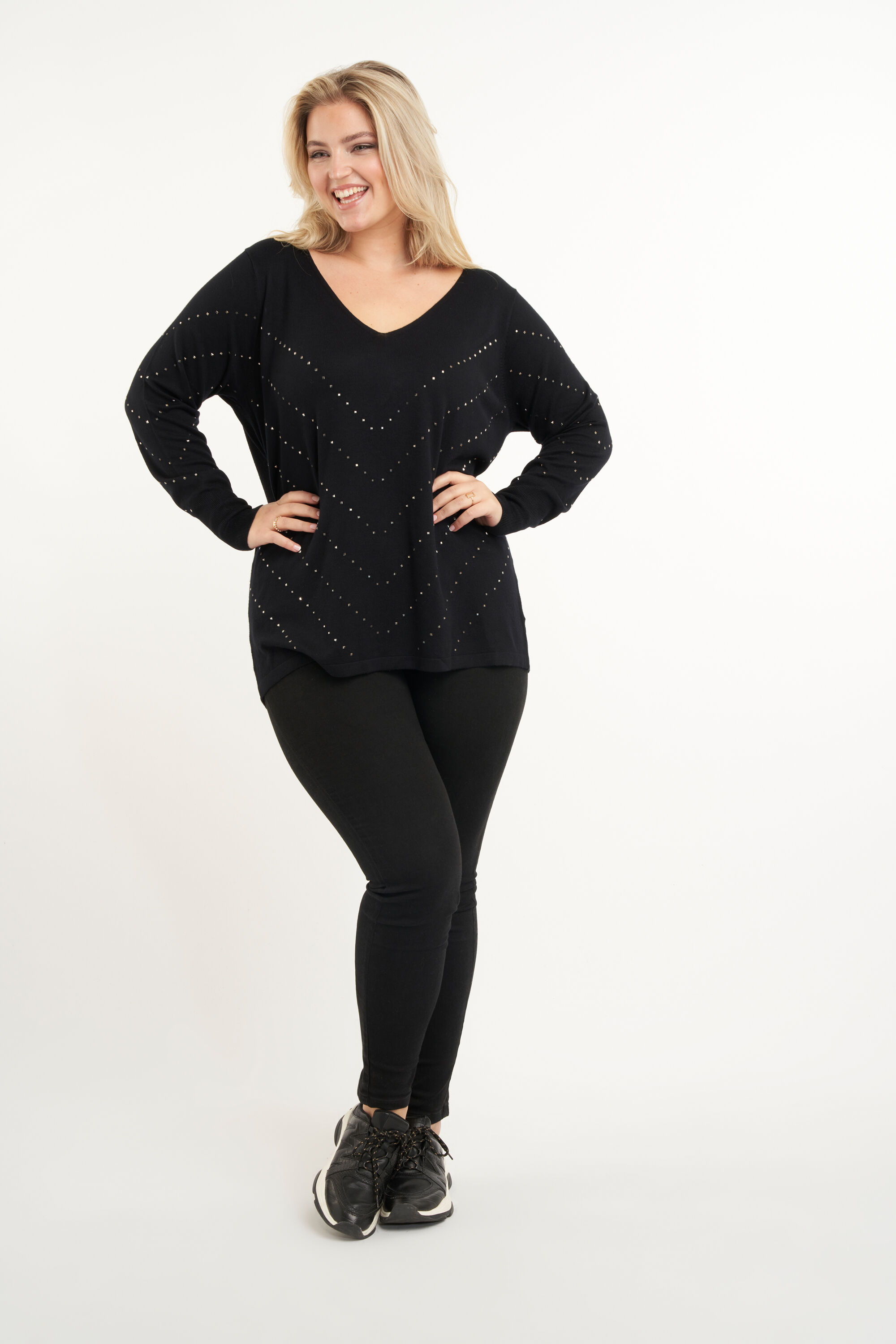 Su&eacute;ter con tachuelas  image number 6