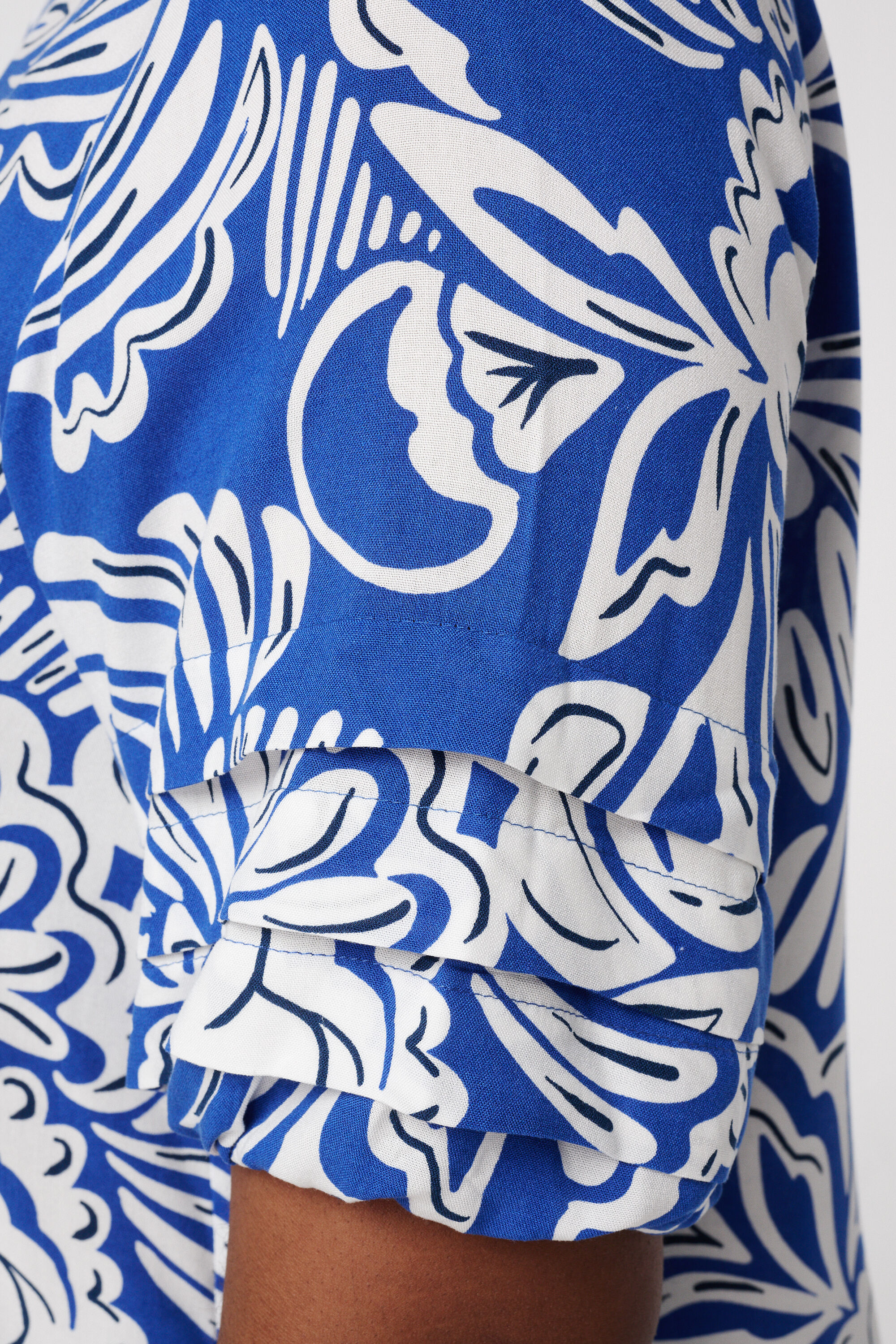 Blusa con estampado y mangas divertidas image number 6