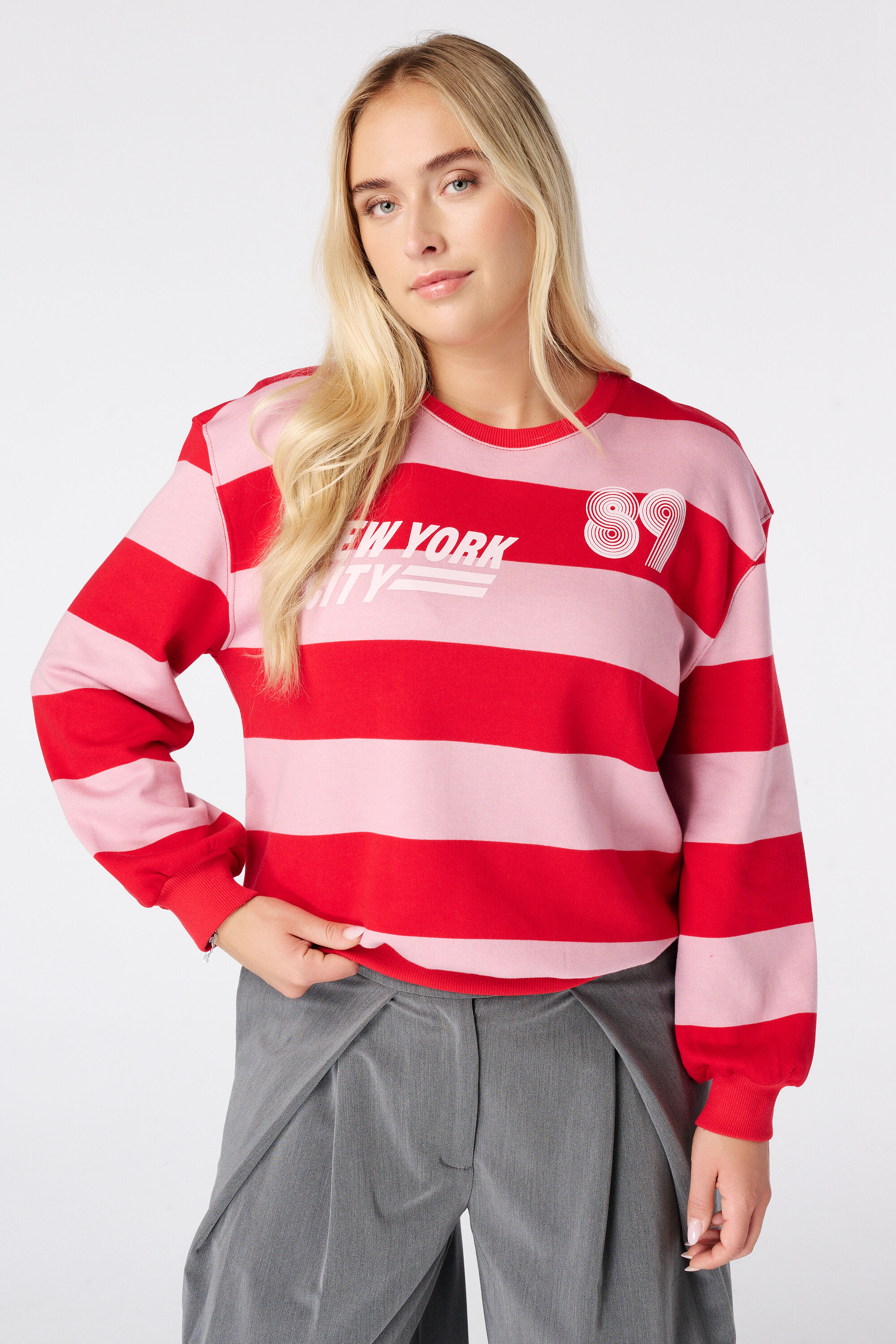 Sudadera de rayas con motivo