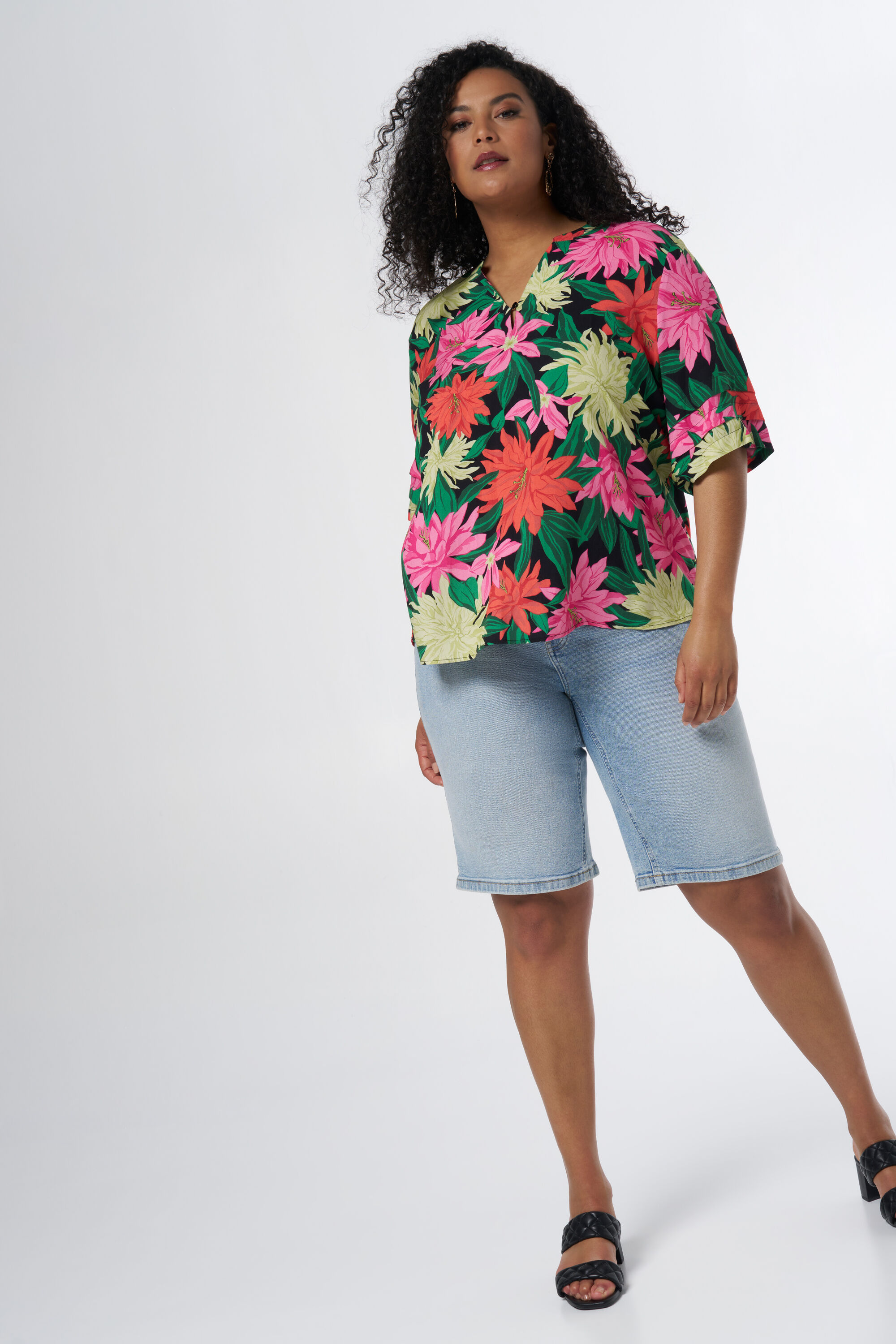 Blusa con manga corta y estampada image number 5