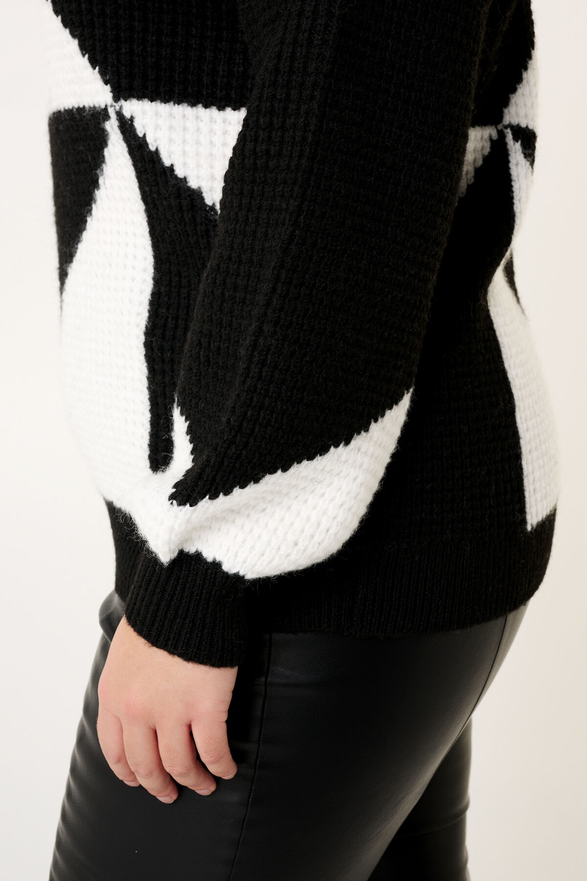 Su&eacute;ter de punto fino bicolor image number 4