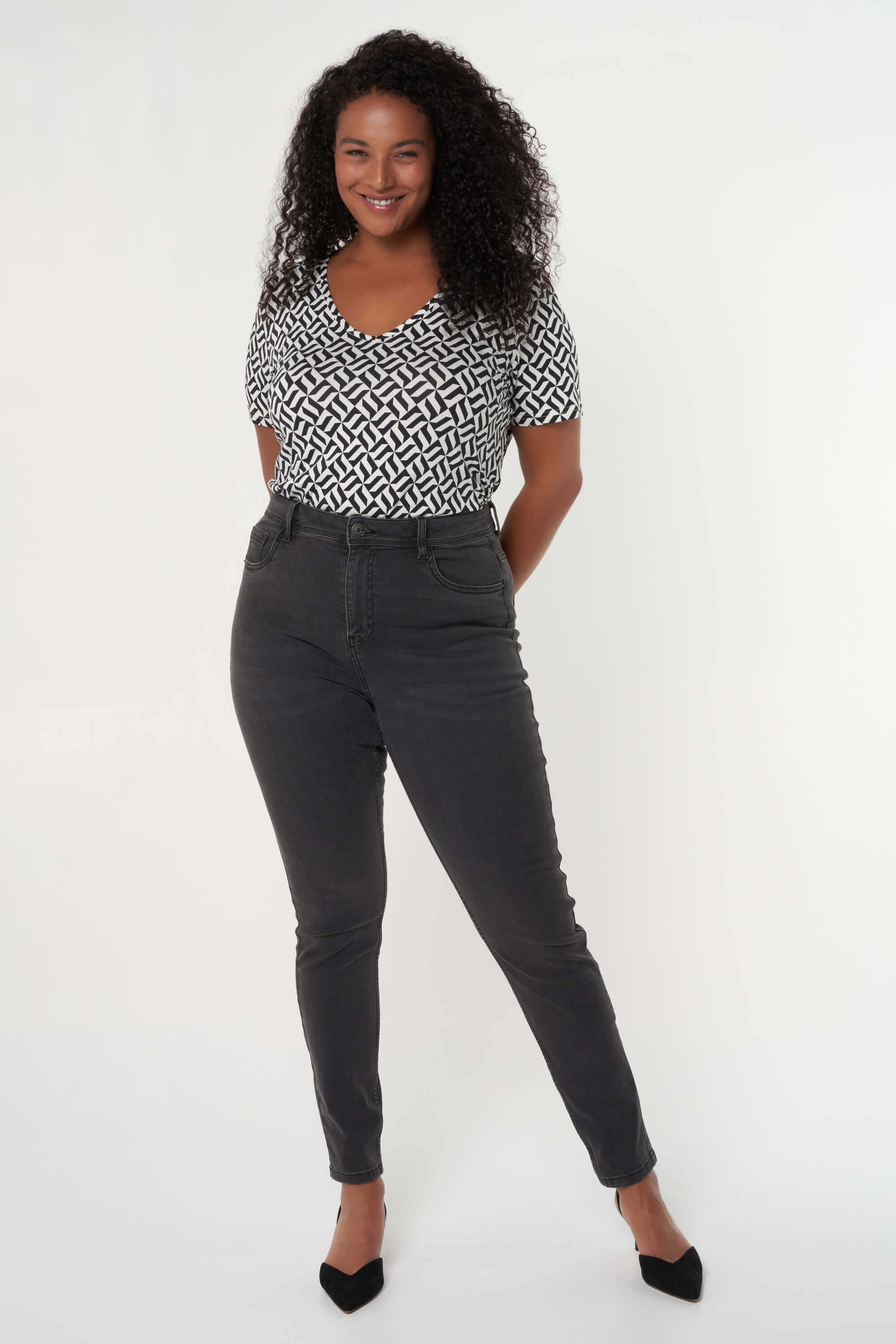 Vaqueros CHERRY de corte pitillo y talle alto image number 7