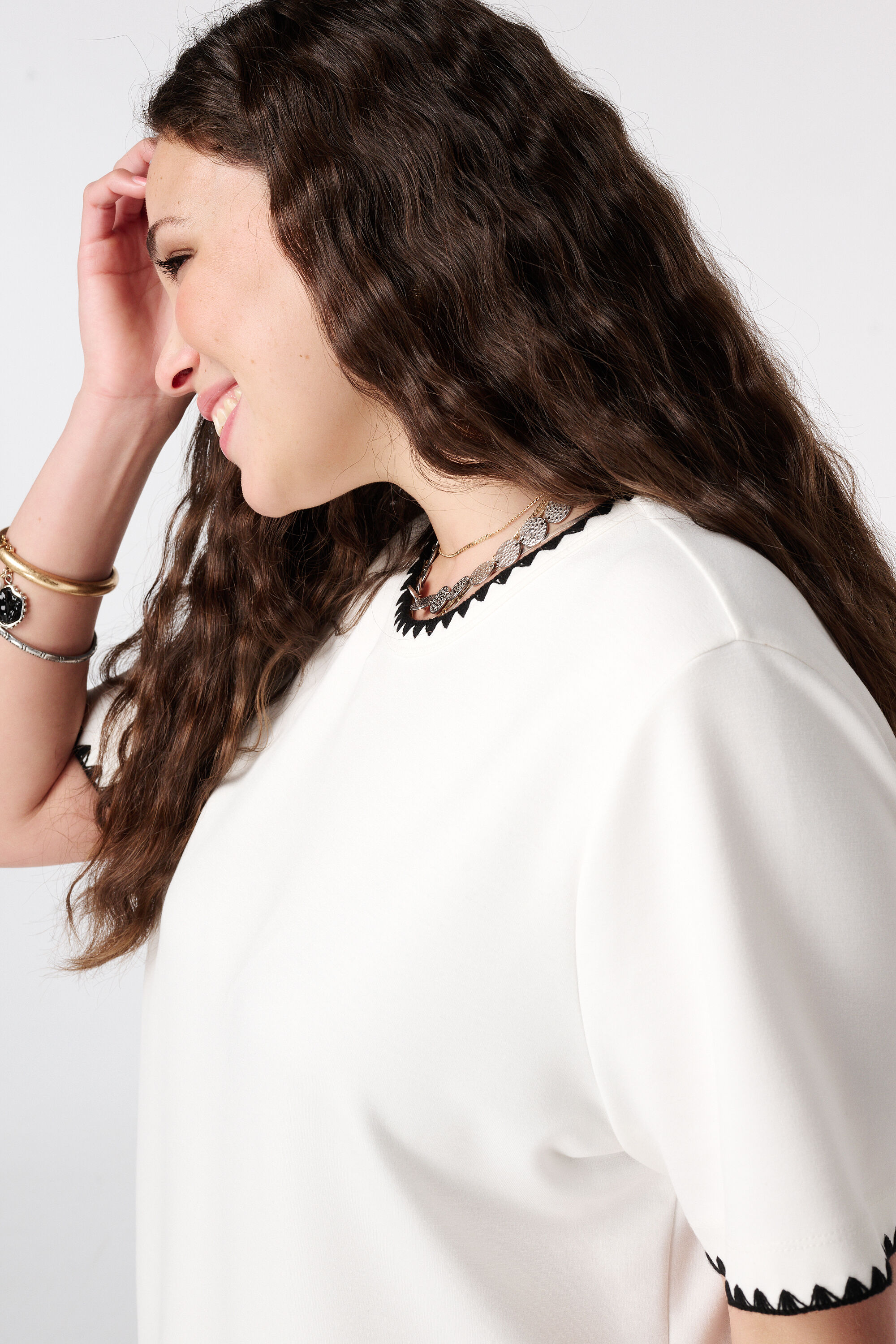 Camiseta con acabados decorativos image number 4