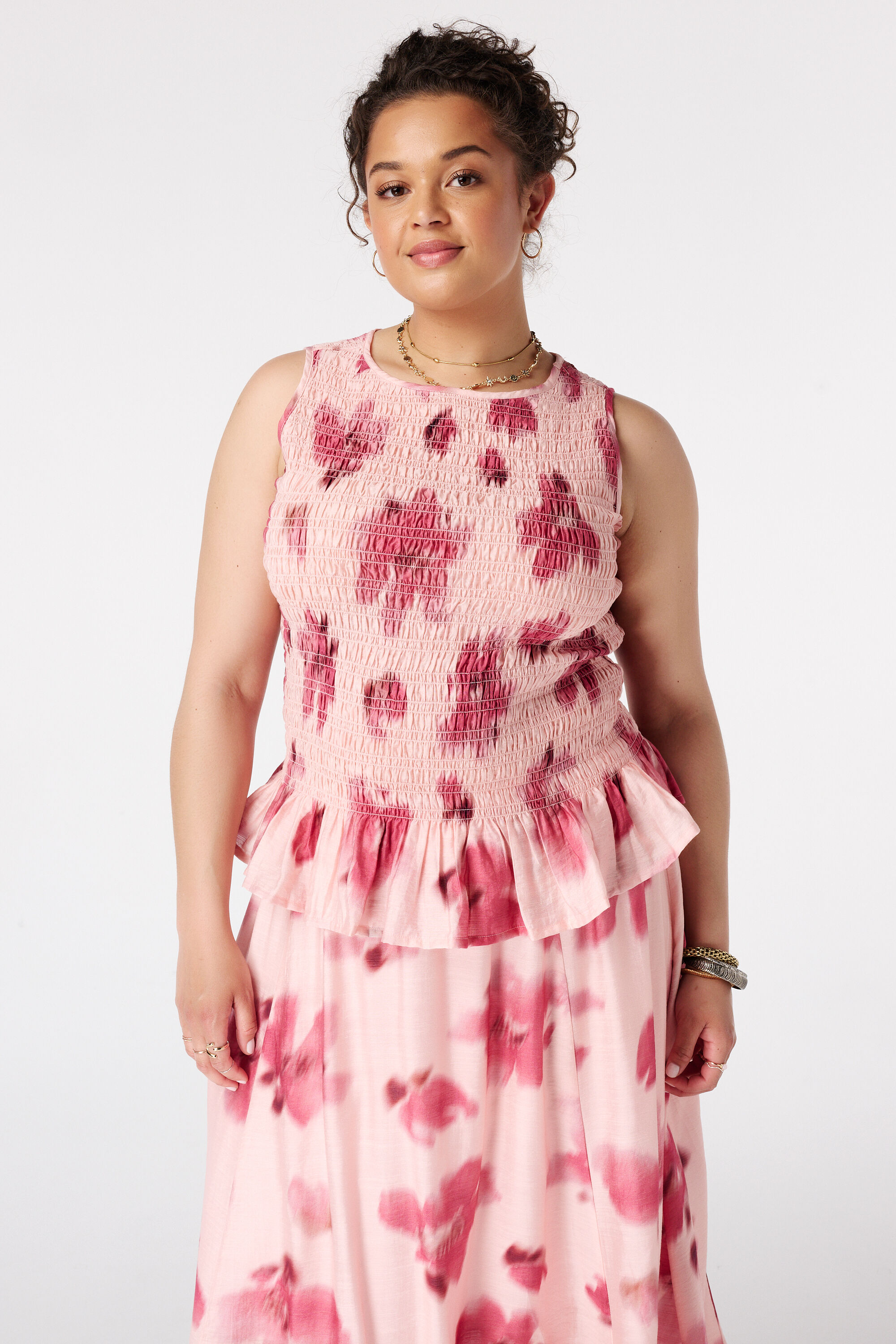 Blusa fruncida con estampado de lunares