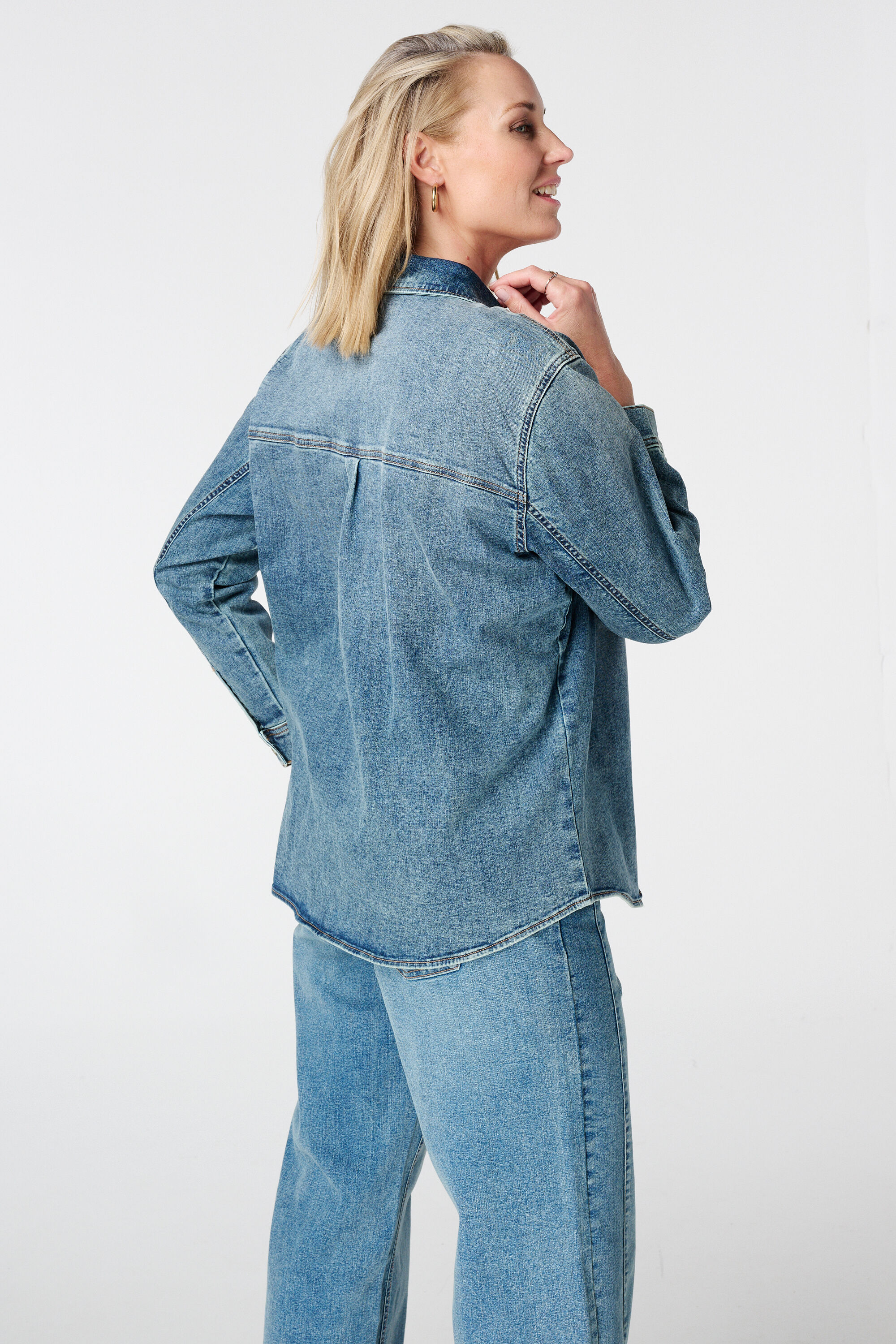 Camisa denim con cierre con botones image number 3