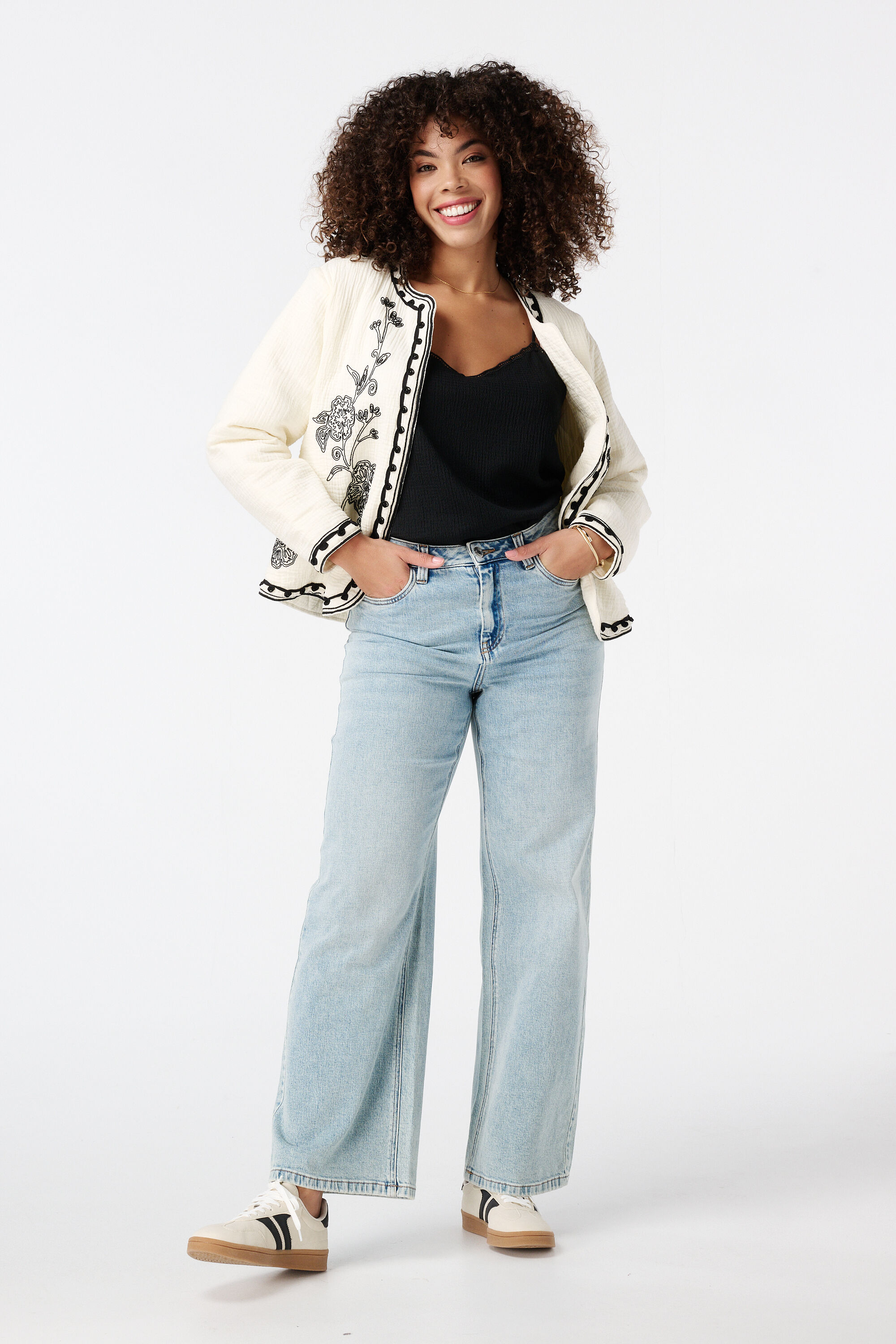 Cazadora con bordados image number 5