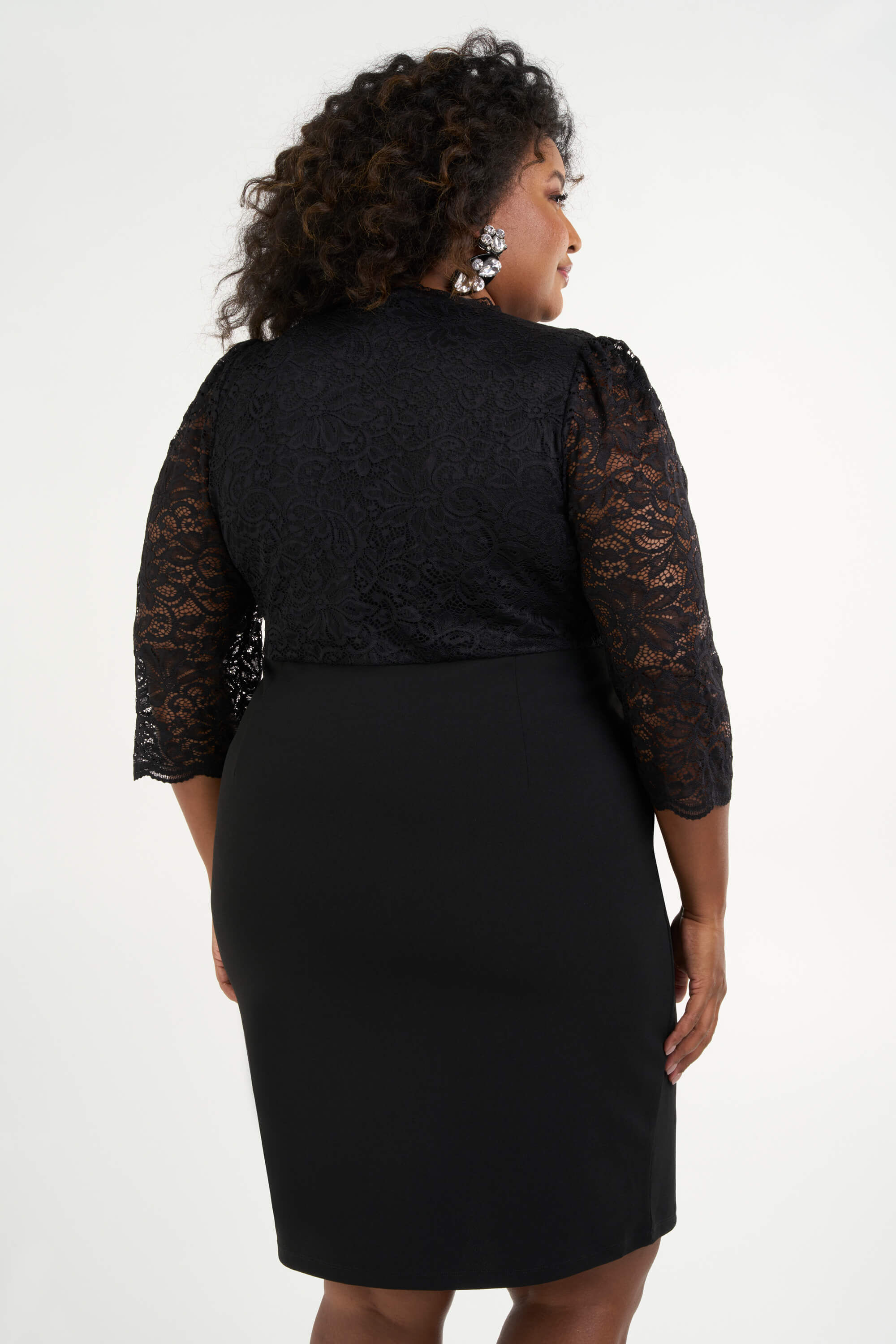 Vestido con encaje  image number 4