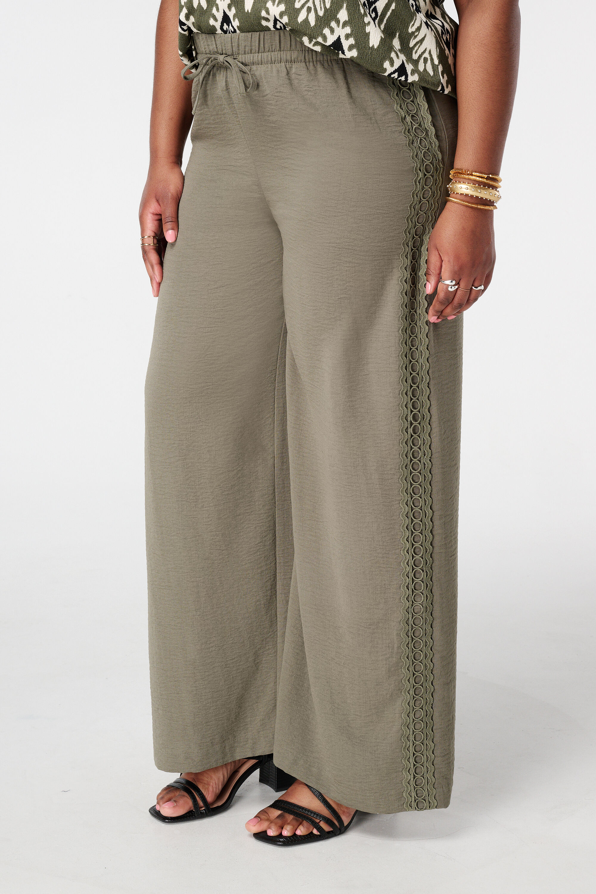 Pantal&oacute;n straight leg con detalle decorativo image number 5