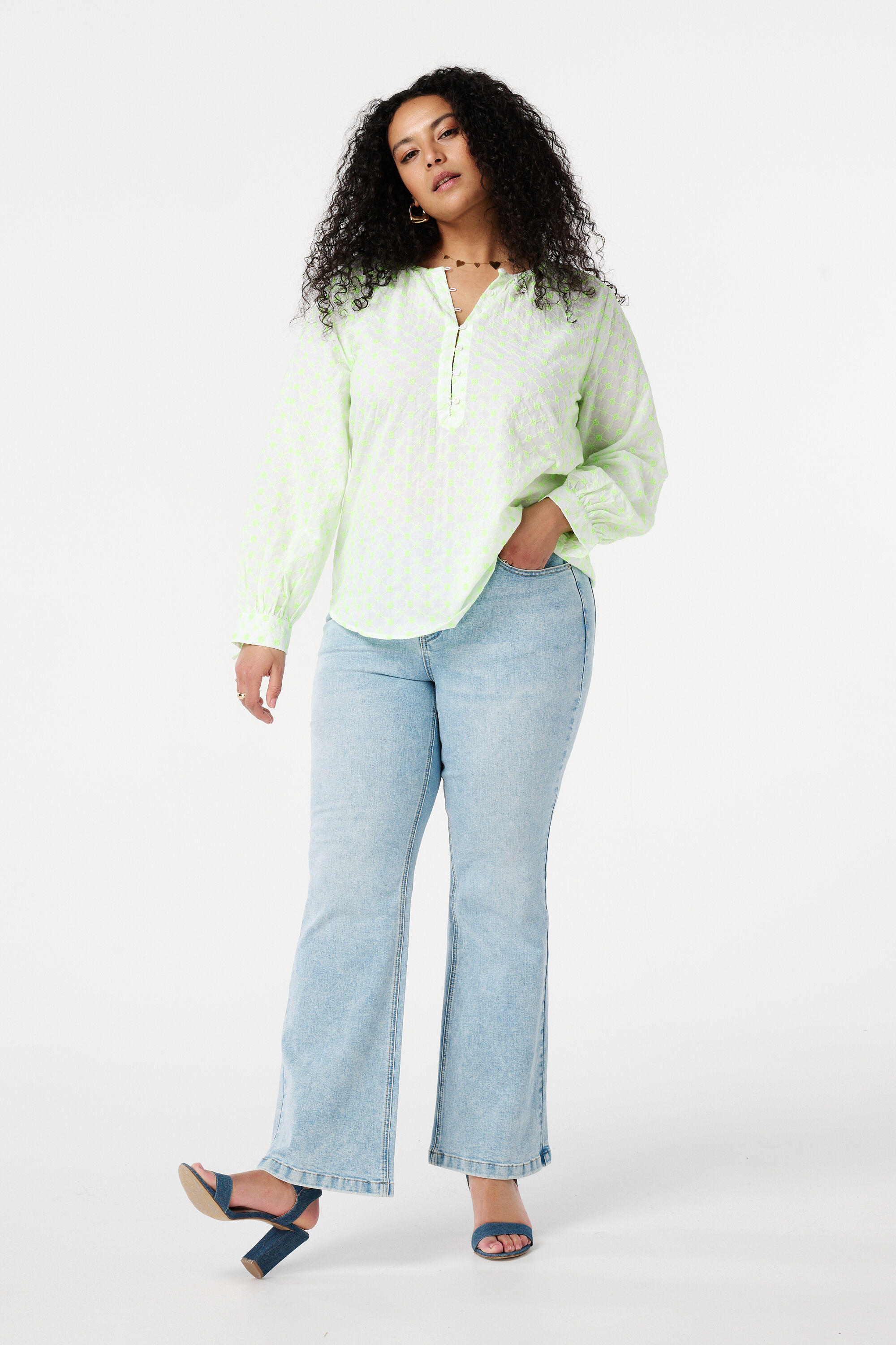 Blusa con bordado image number 5