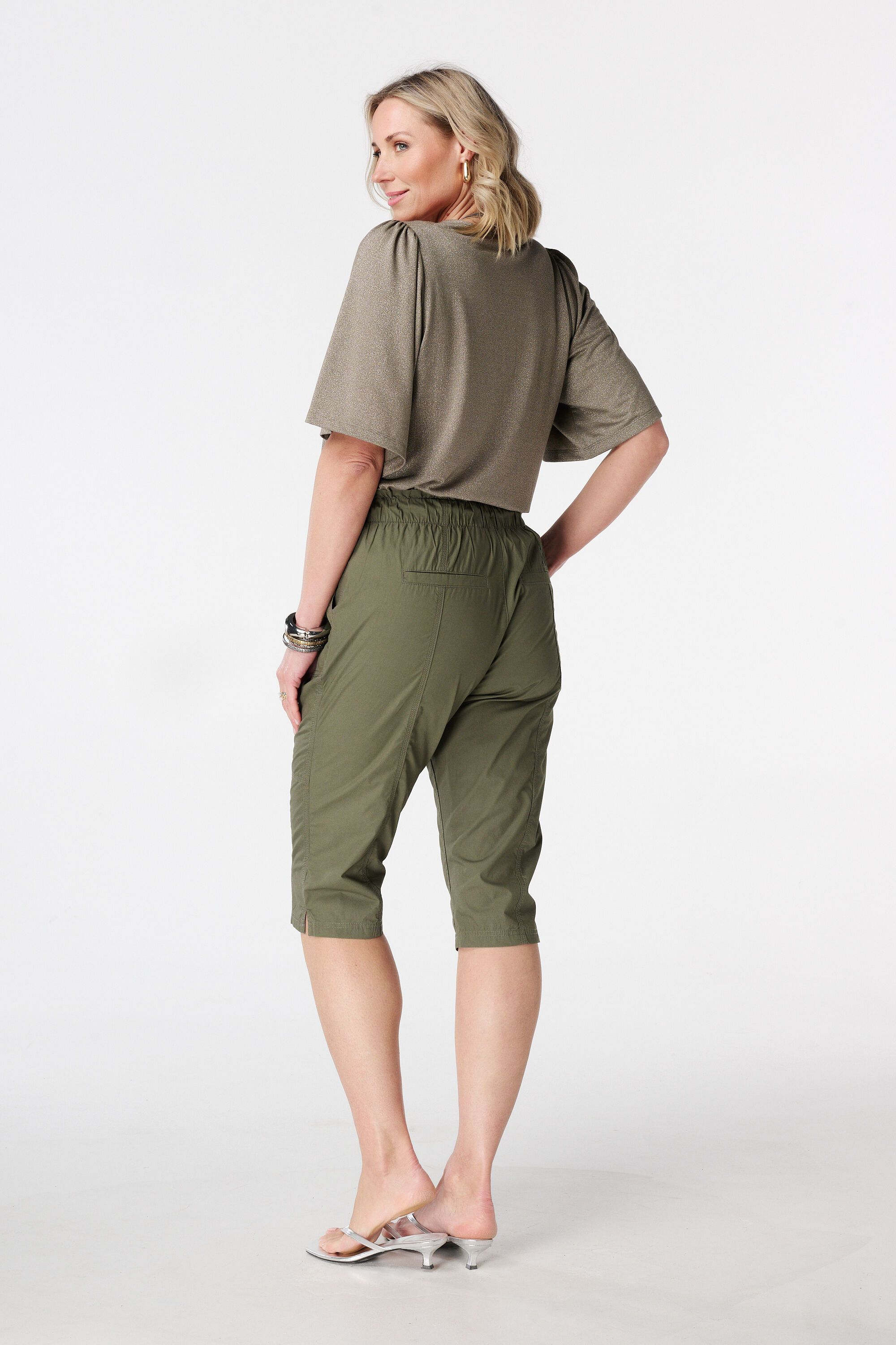 Pantal&oacute;n capri con cintura el&aacute;stica image number 3