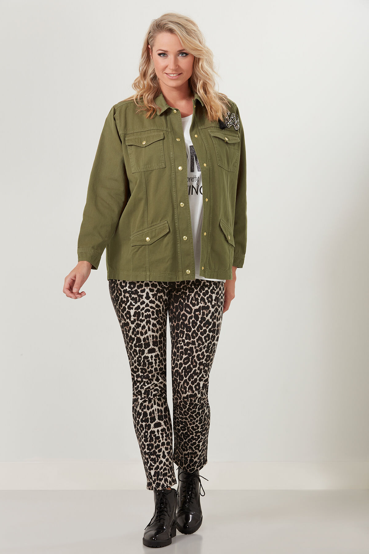 Chaqueta con bordados y texto estampado image number 5