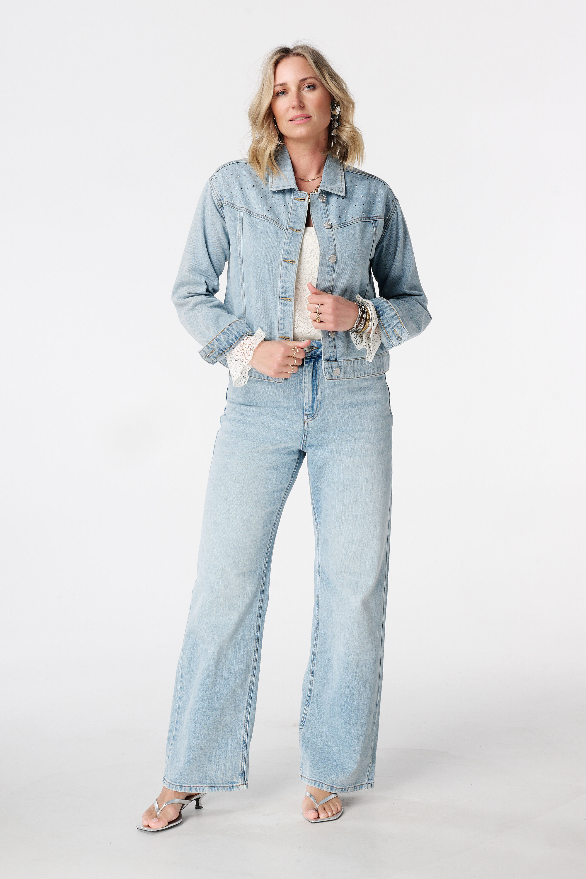 Chaqueta vaquera con tachuelas image number 5