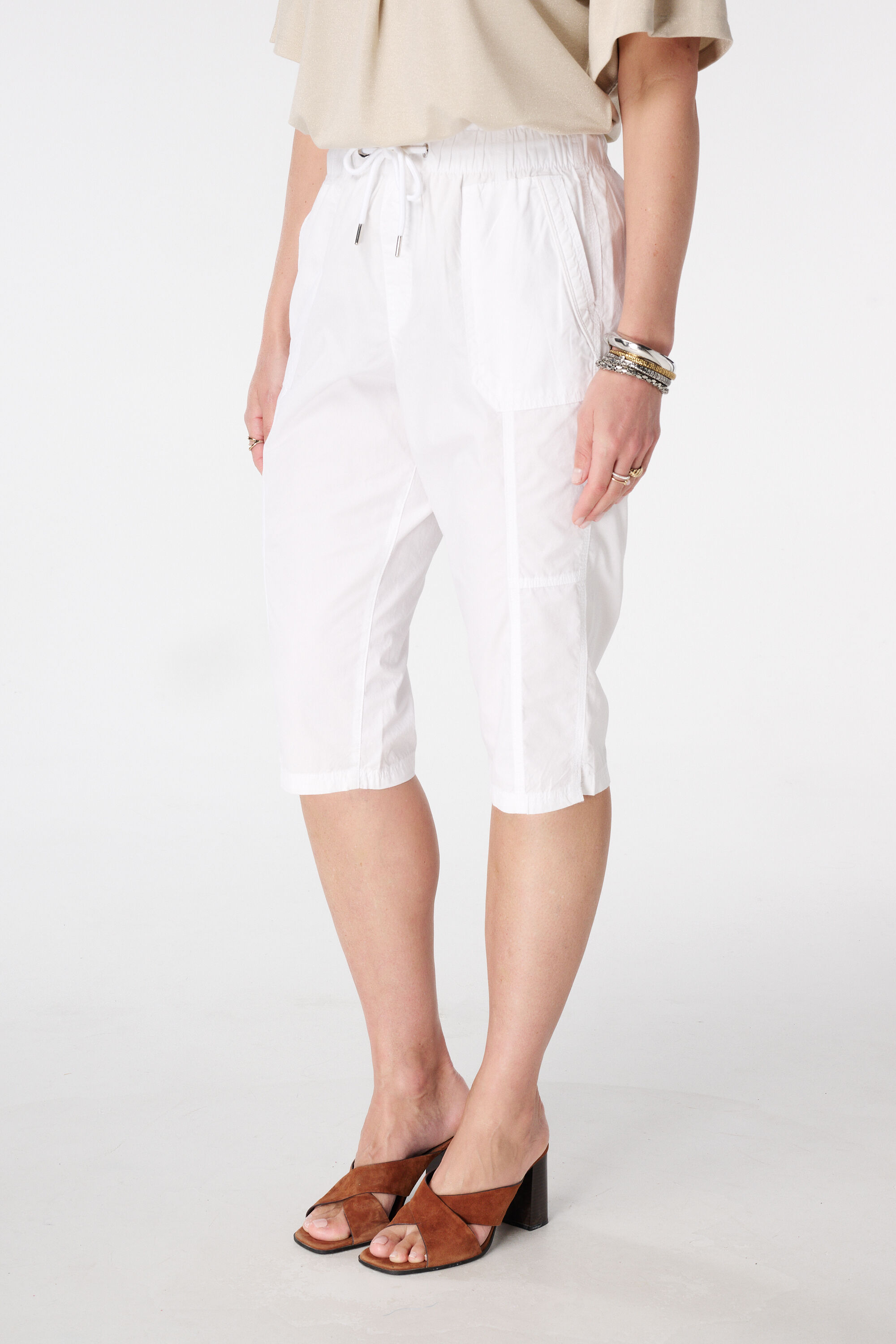 Pantal&oacute;n capri con cintura el&aacute;stica image number 5