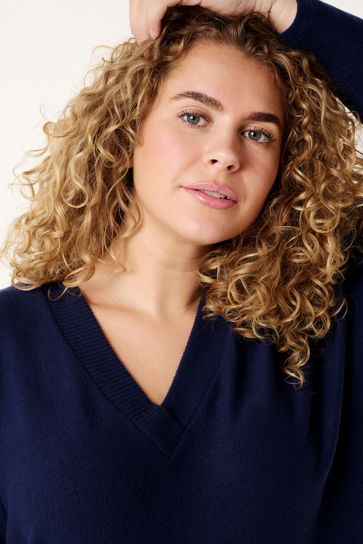 Su&eacute;ter con cuello en V de corte holgado image number 3