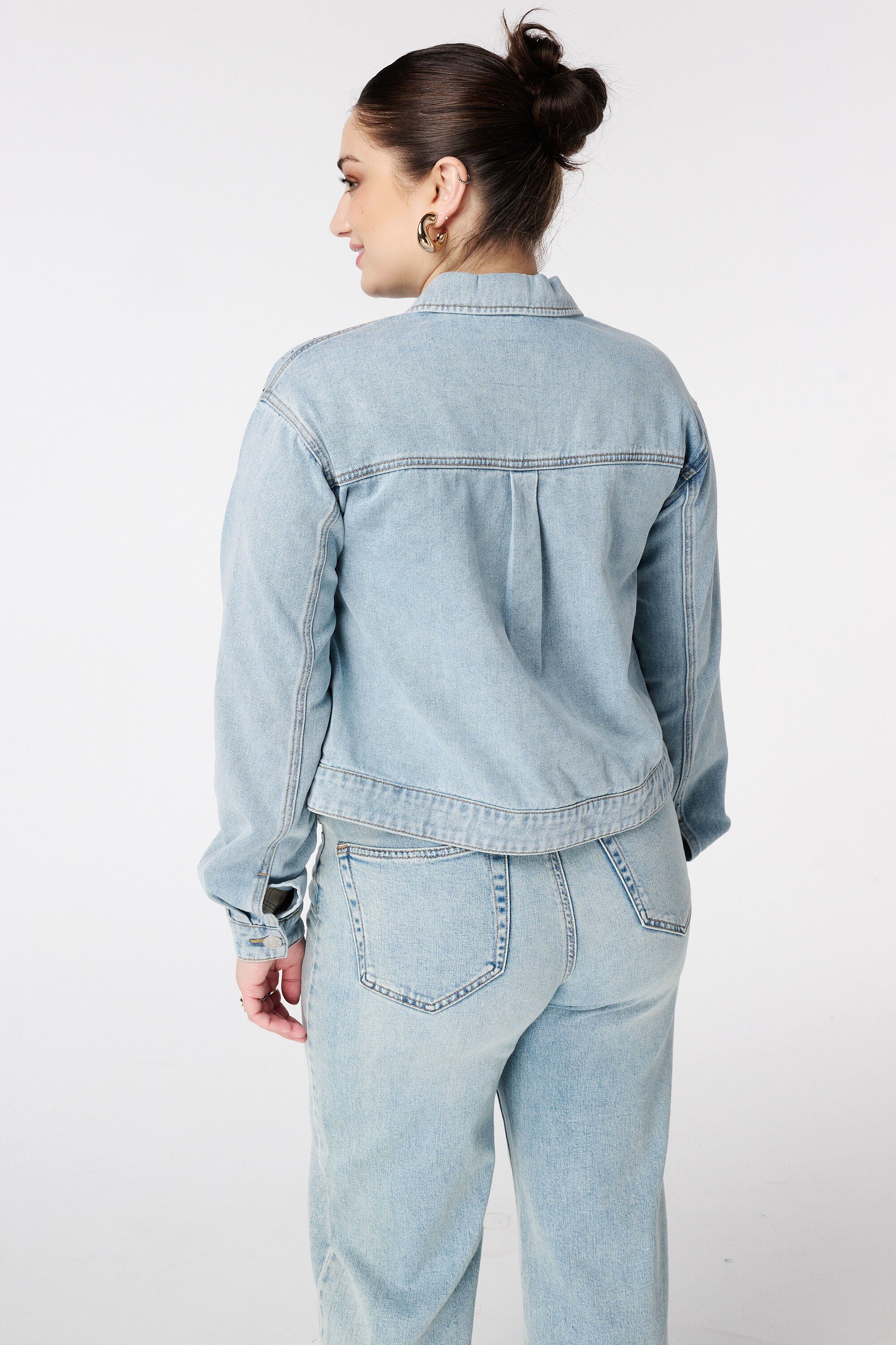 Chaqueta vaquera con tachuelas image number 3