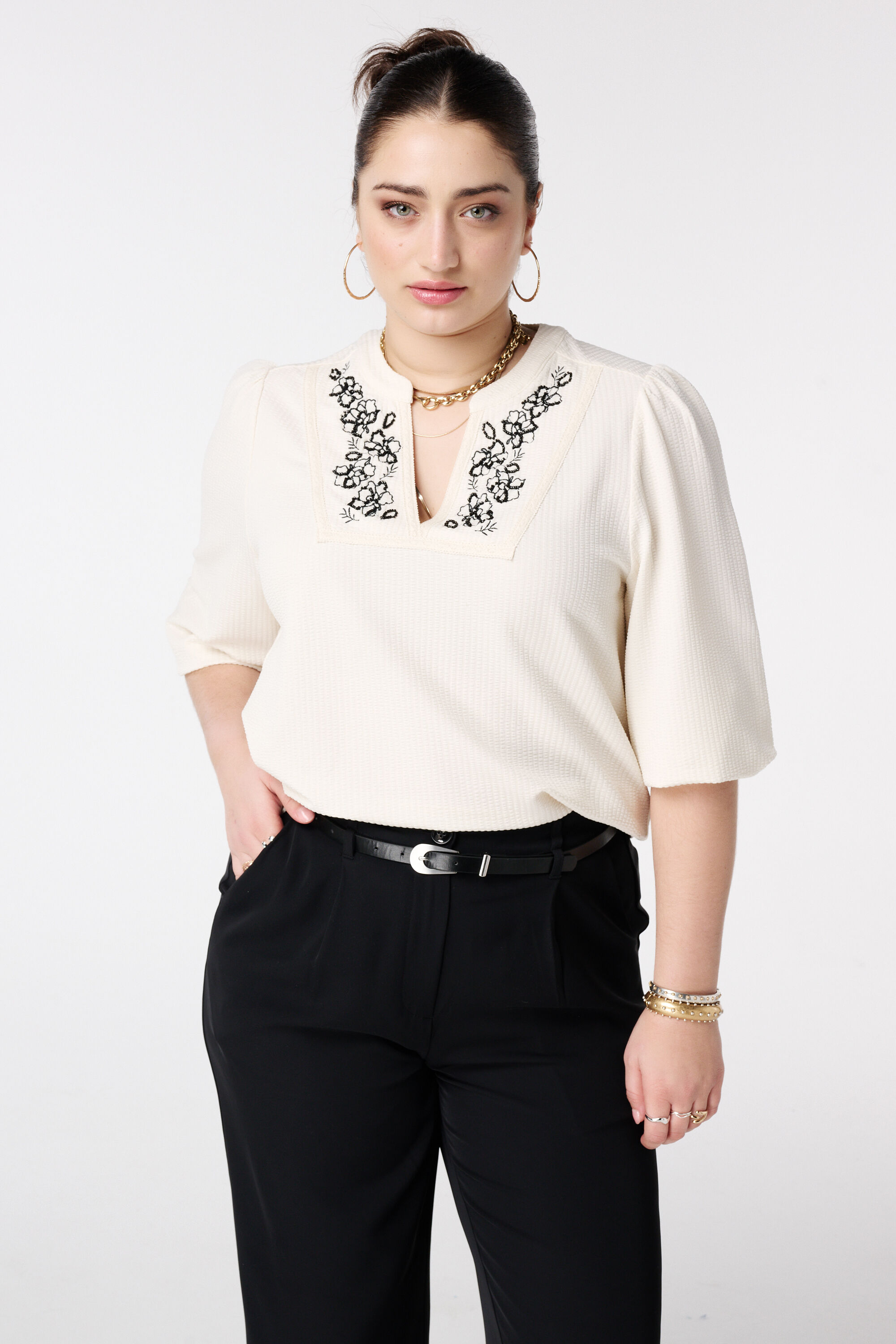 Top con bordado y escote en V