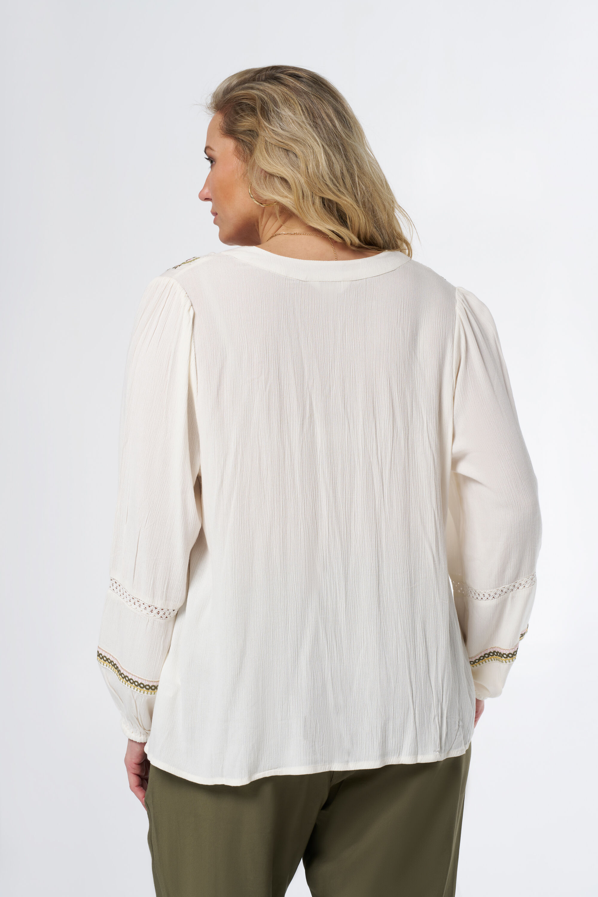 Blusa con detalles bohemios image number 3