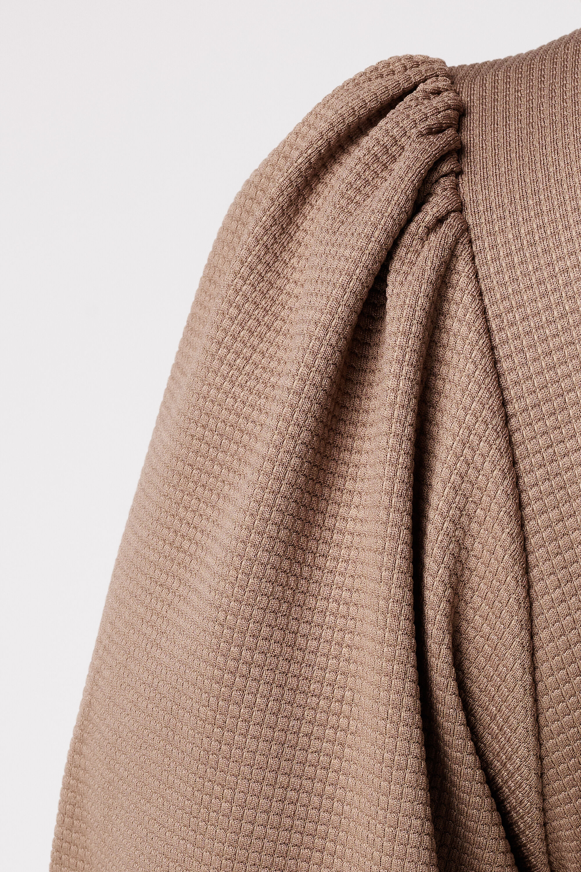 Top con mangas abullonadas image number 6