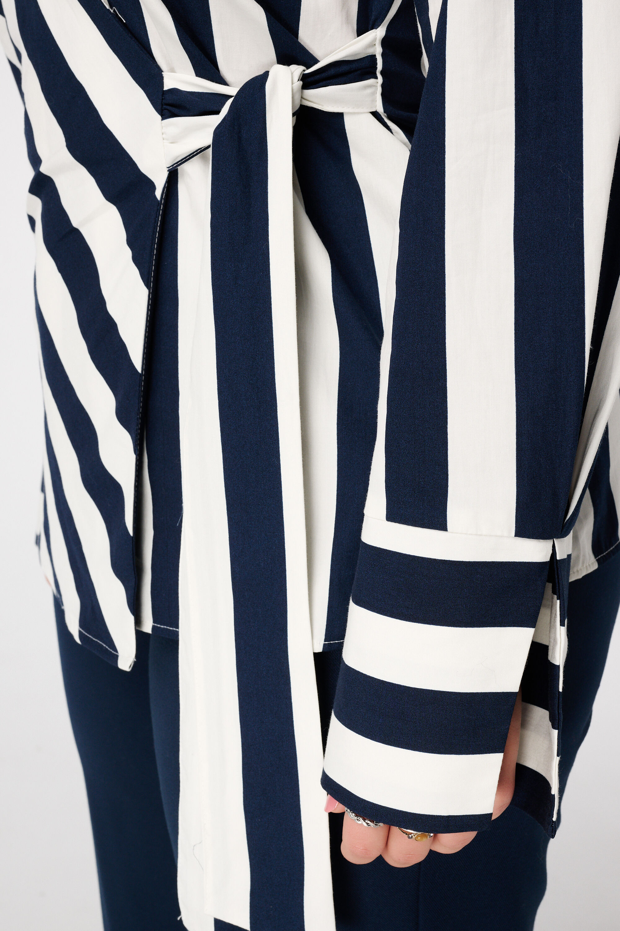 Blusa cruzada con escote en pico y lazo image number 6