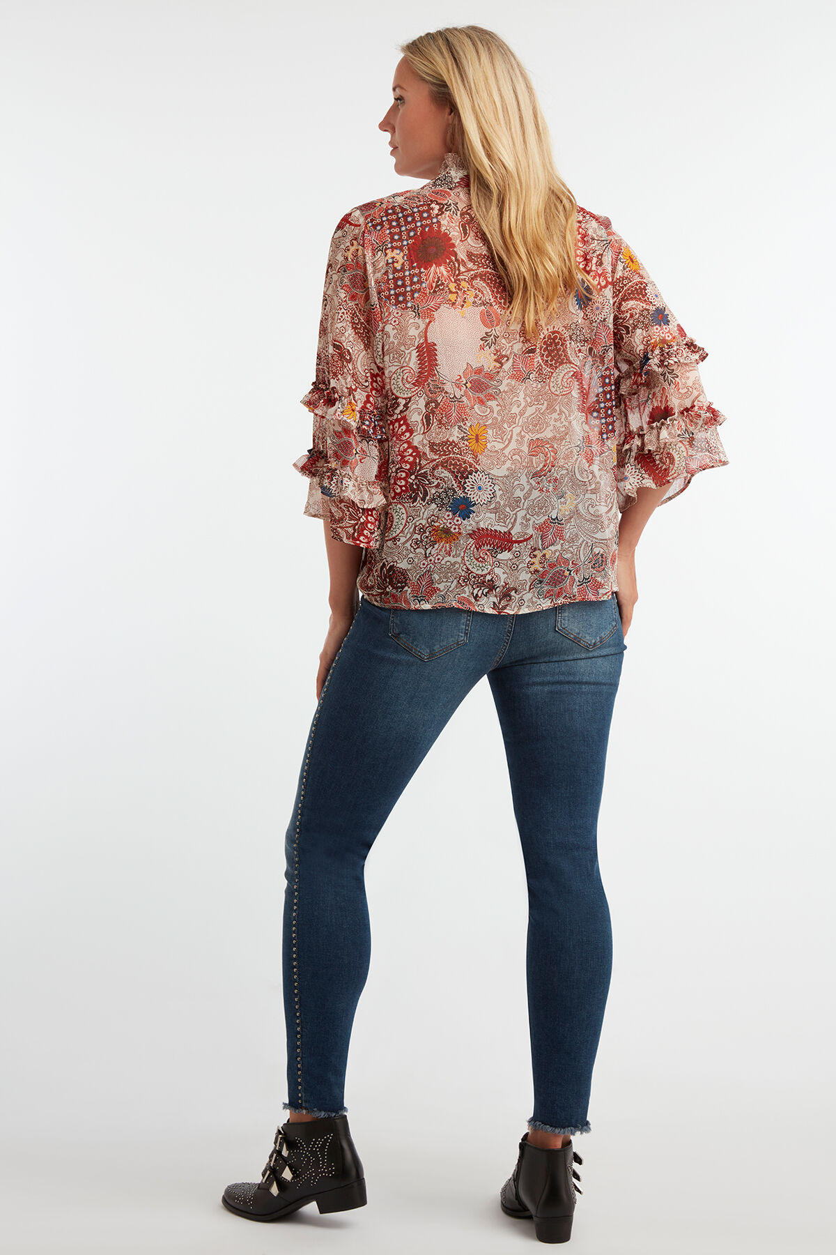 Vaqueros de pitillo con tachuelas image number 3