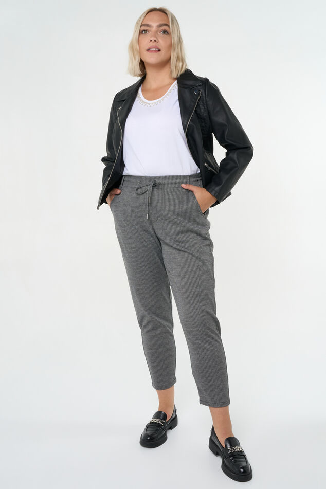 Cazadora con aspecto de cuero y detalles plateados. image number 5