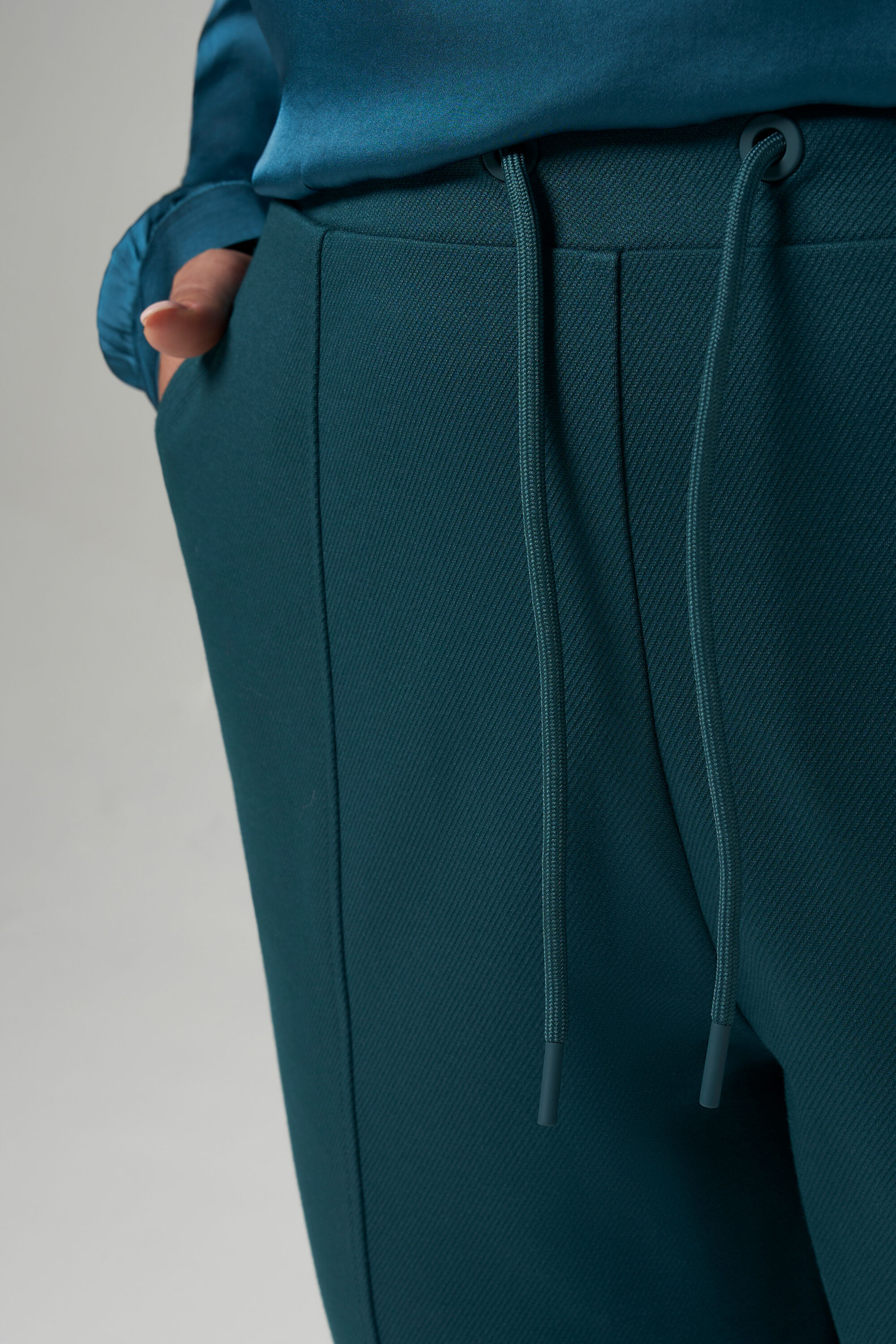 Pantal&oacute;n con cord&oacute;n image number 4