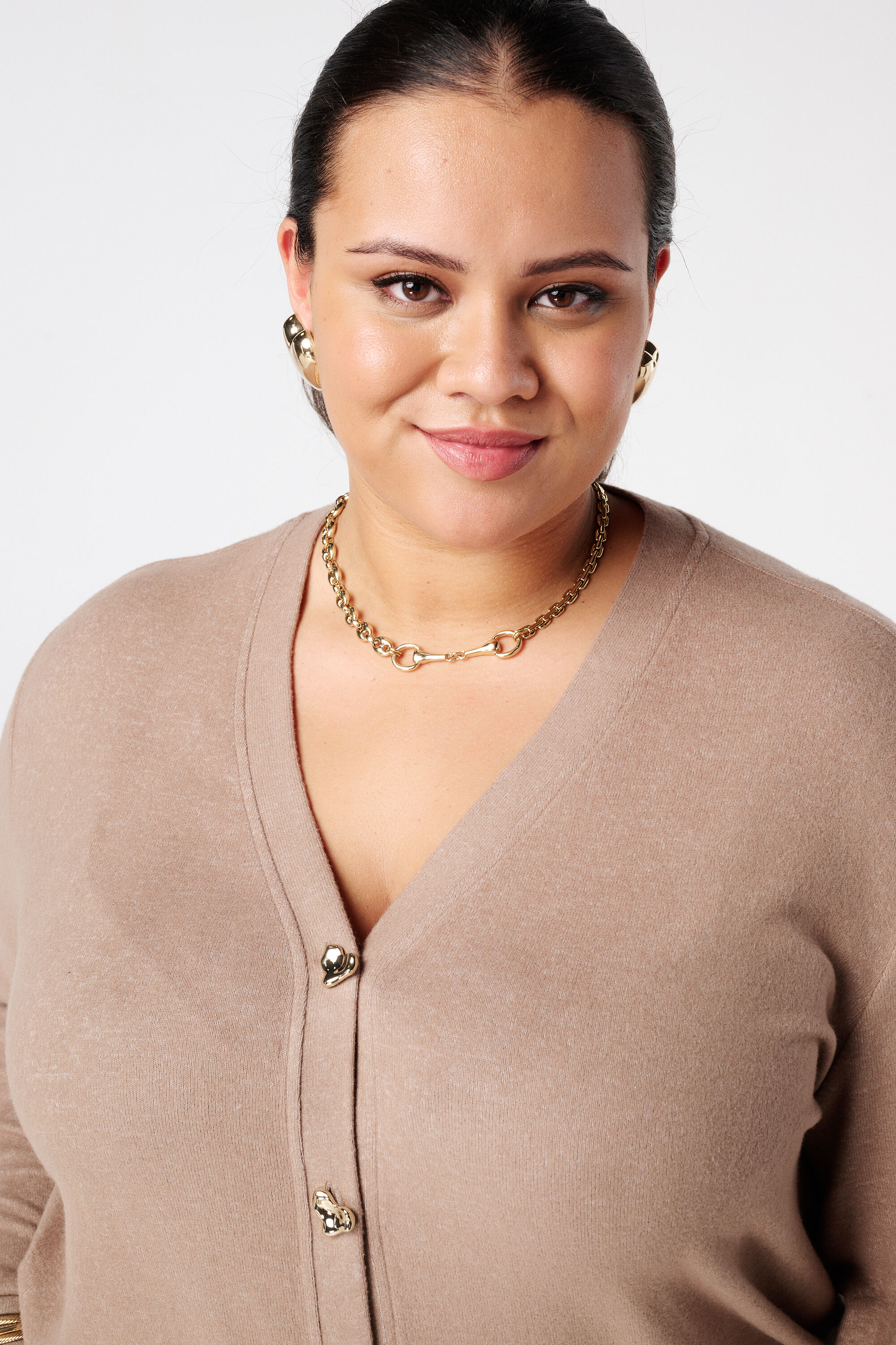 C&aacute;rdigan con botones dorados en forma de coraz&oacute;n image number 4