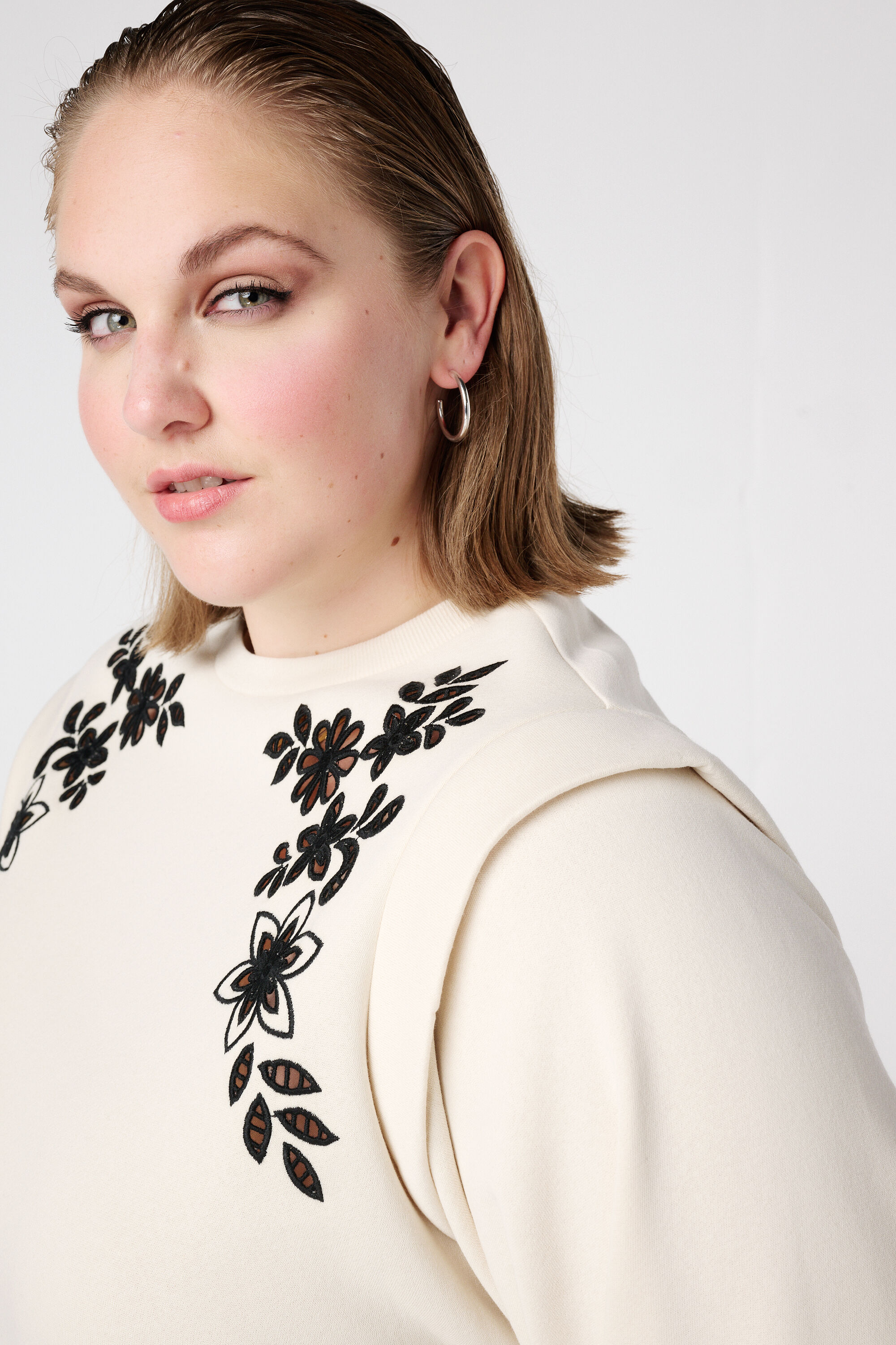 Sudadera con bordado calado image number 4