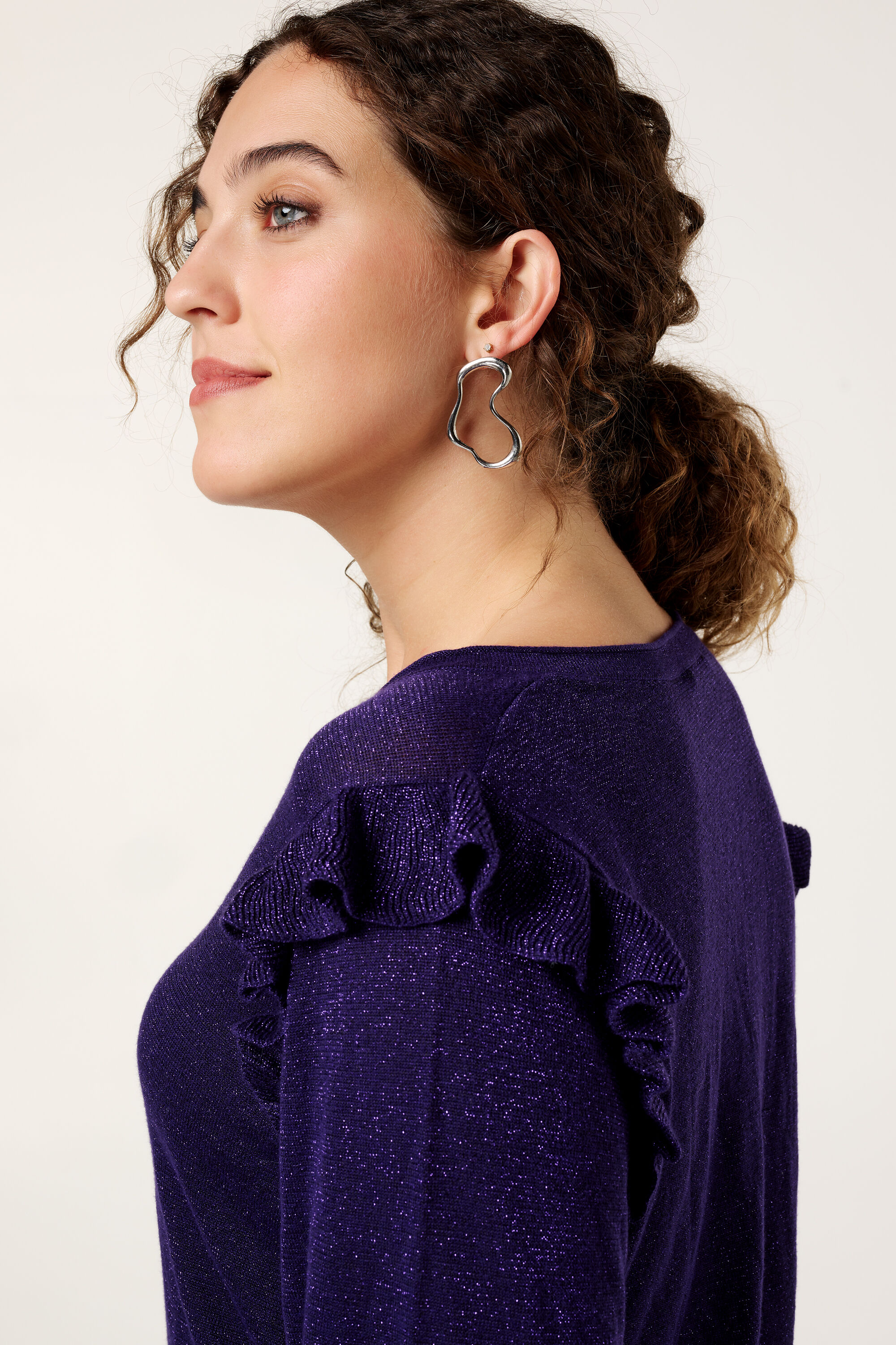 Su&eacute;ter con volantes y purpurina image number 4