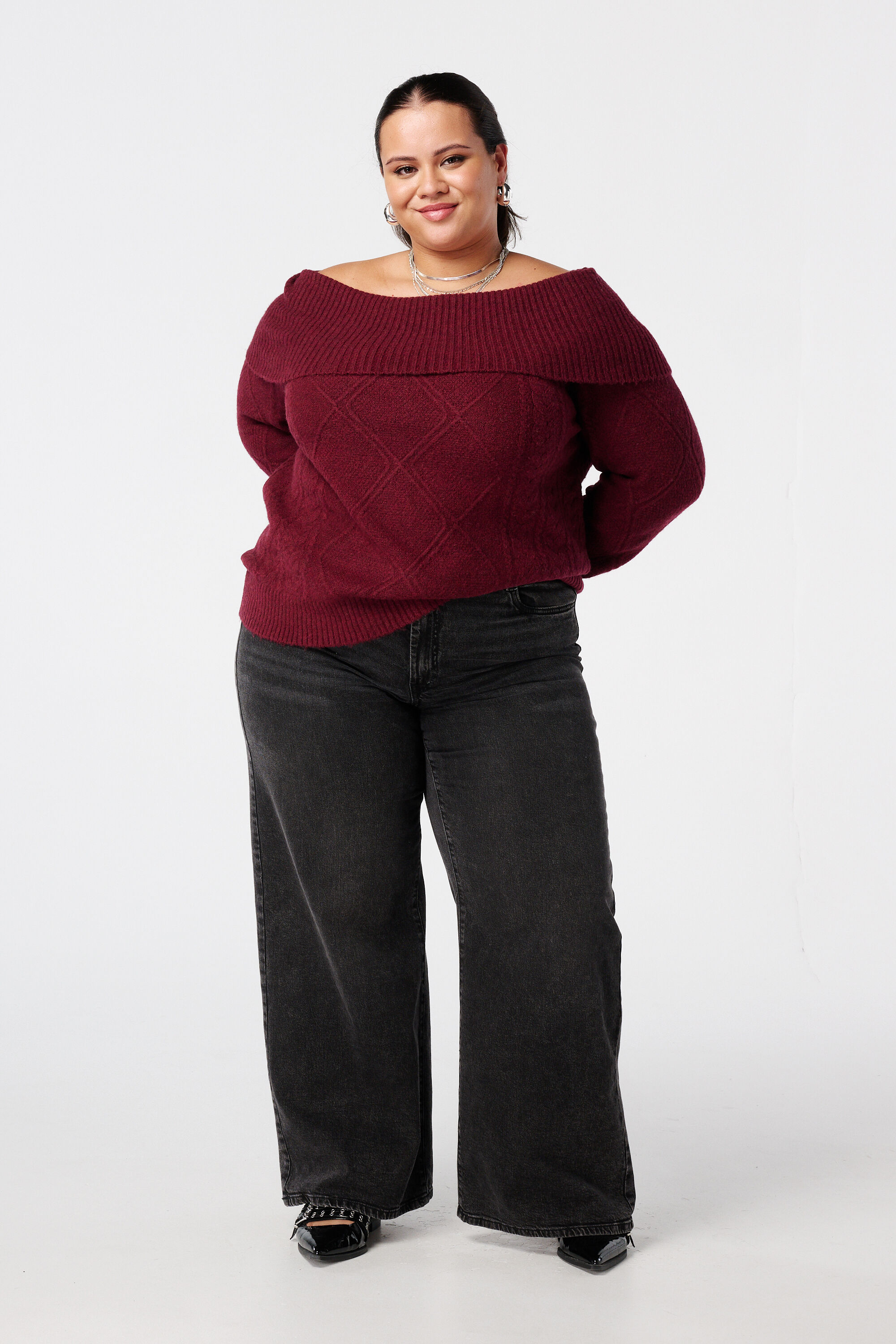 Su&eacute;ter con hombros descubiertos y patr&oacute;n de cable image number 5