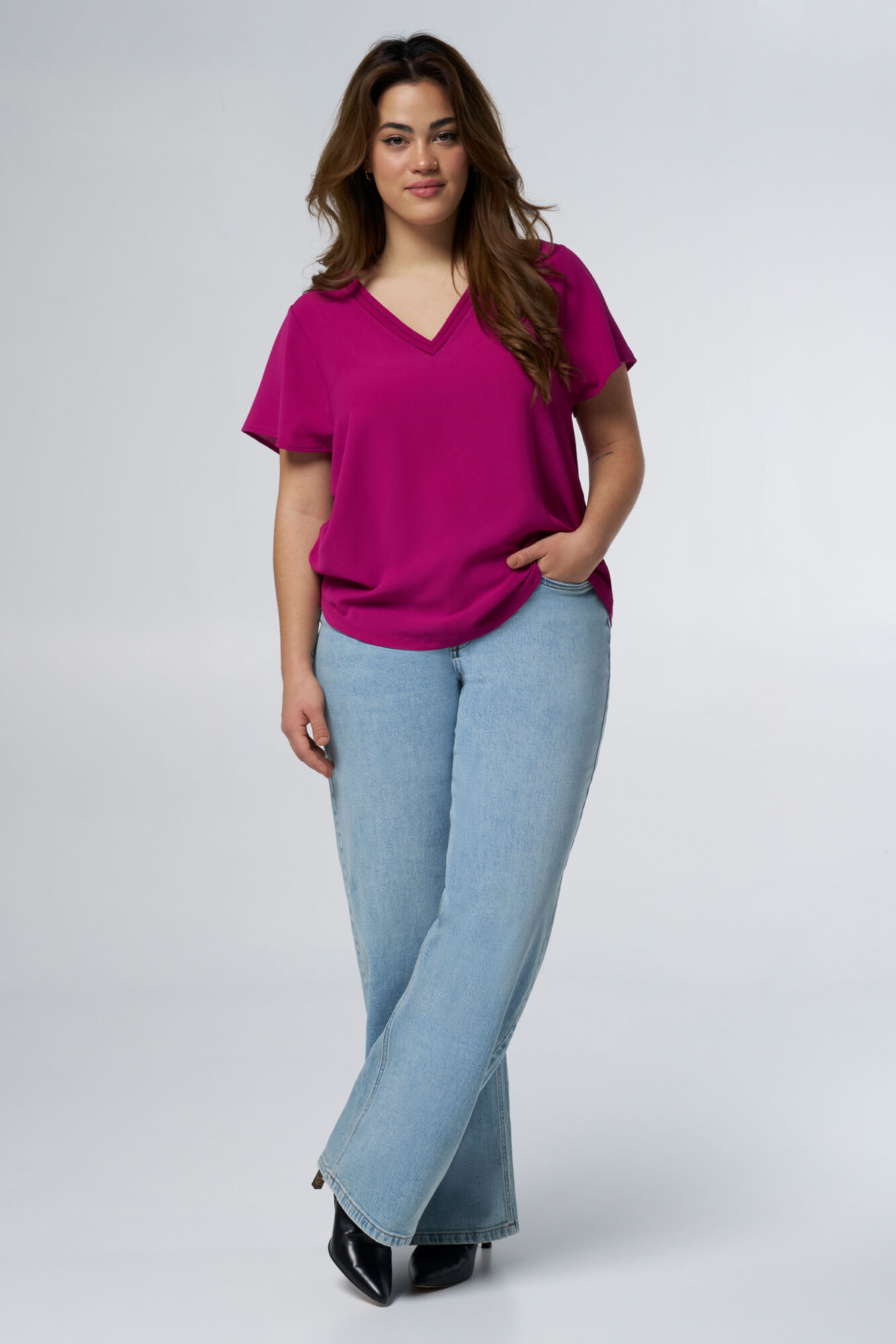 Camiseta con detalles en el cuello image number 5