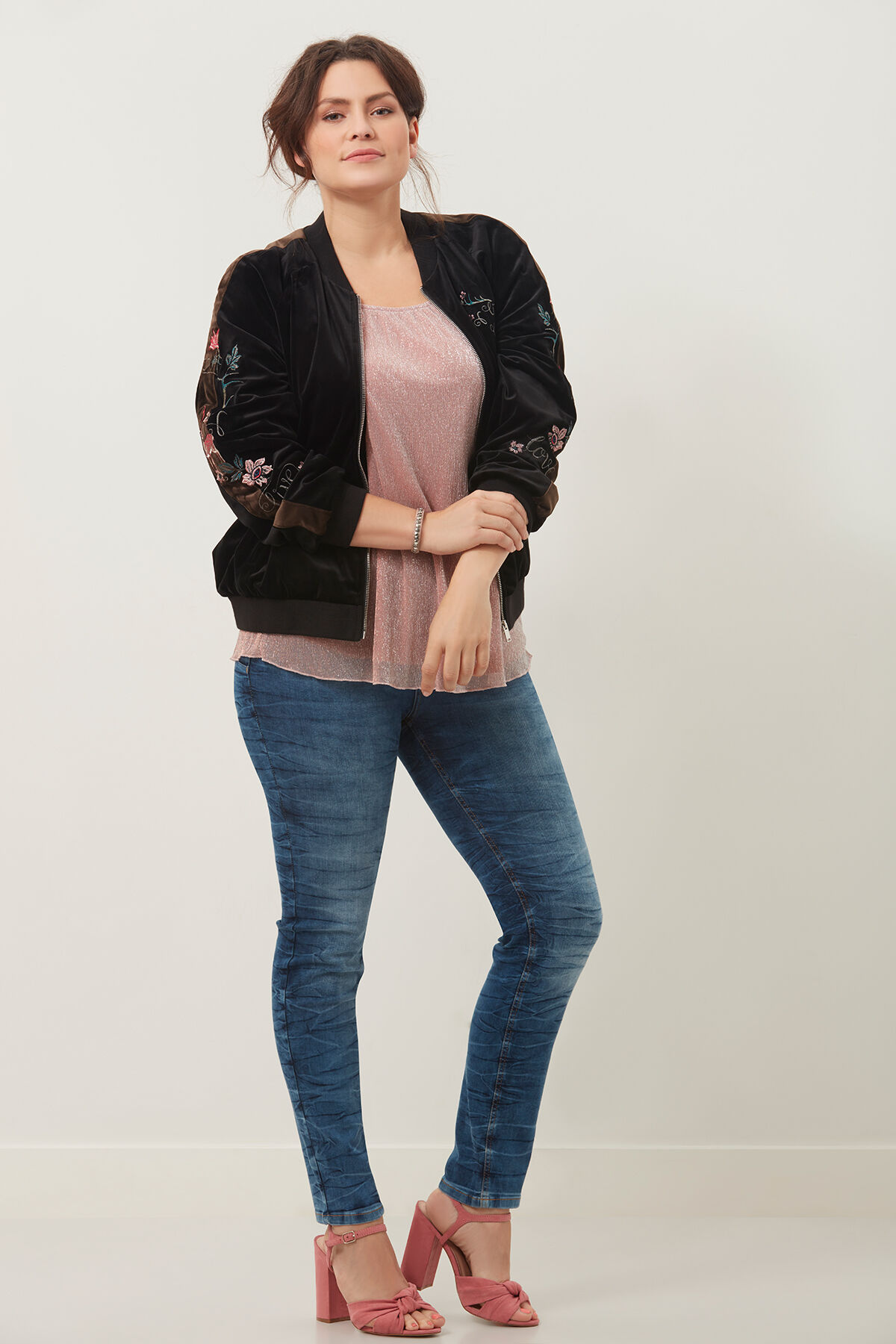 Chaqueta de terciopelo con bordado image number 3