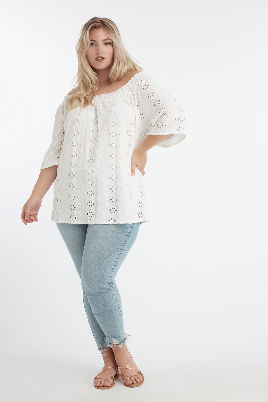 Top calado con hombros descubiertos image number 5