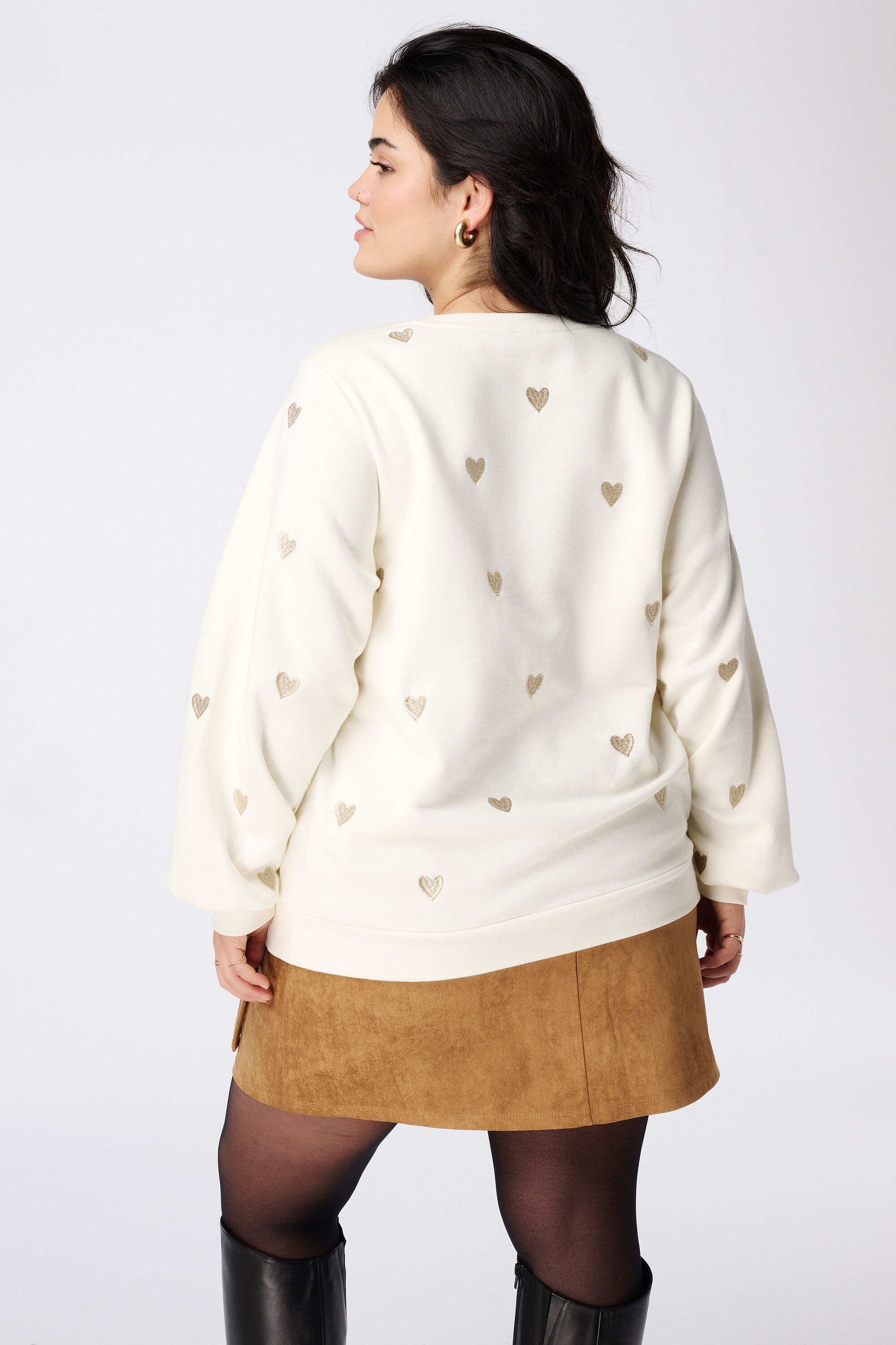 Su&eacute;ter con corazones image number 3