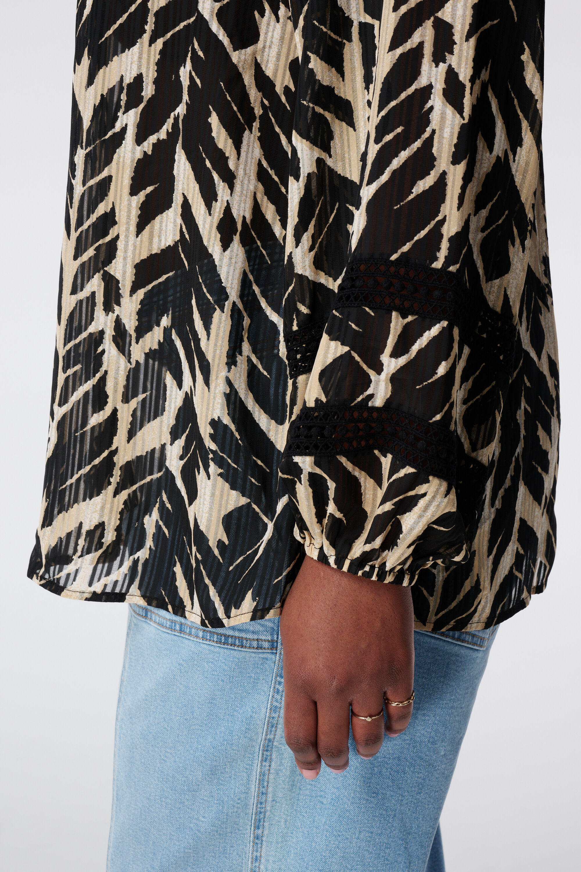 Blusa con un estampado y detalles image number 4