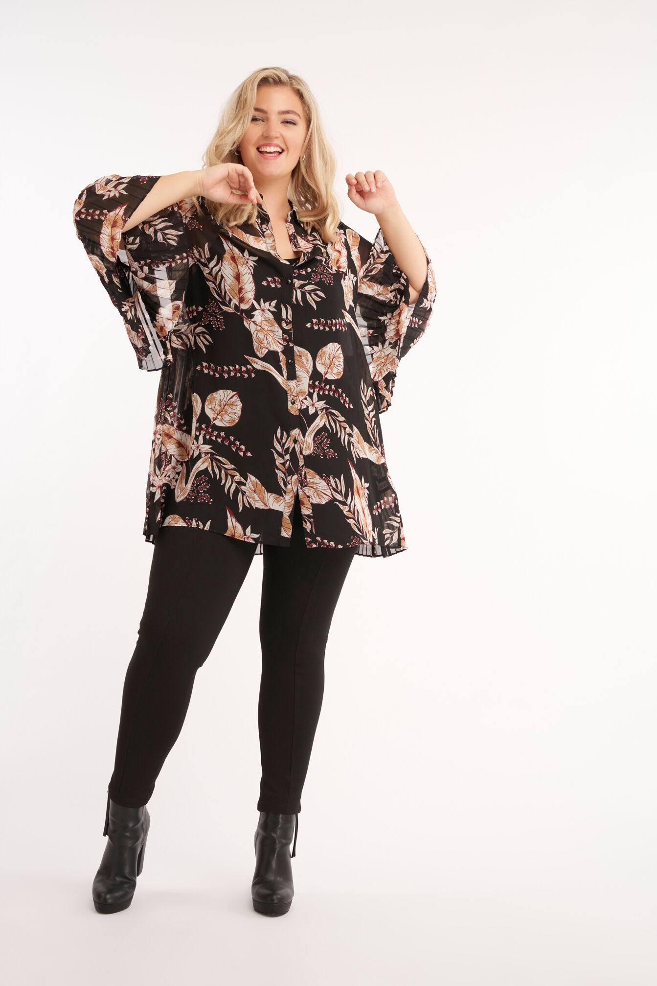 Blusa larga con mangas trompeta  image number 5