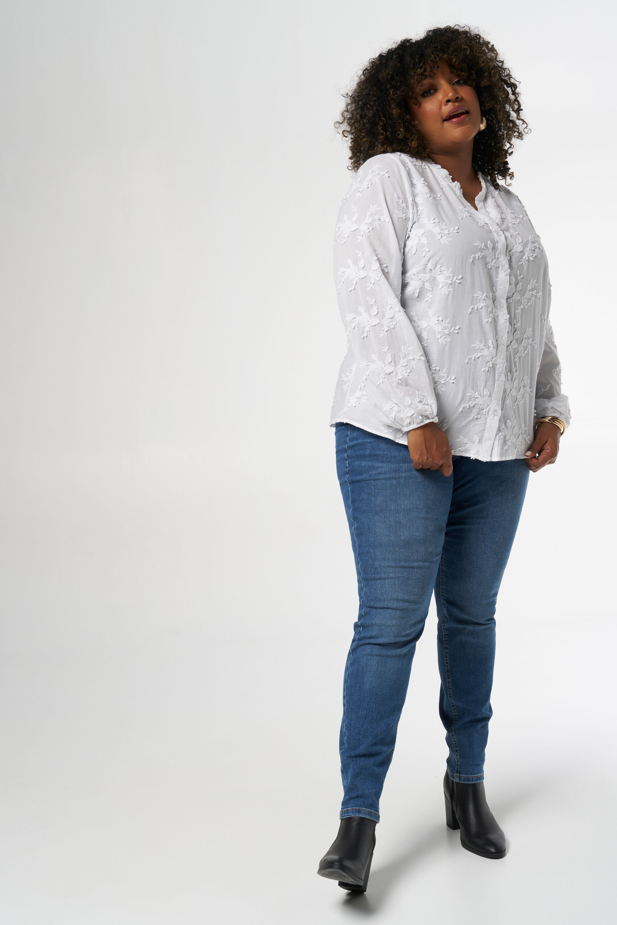 Blusa con bordado image number 5