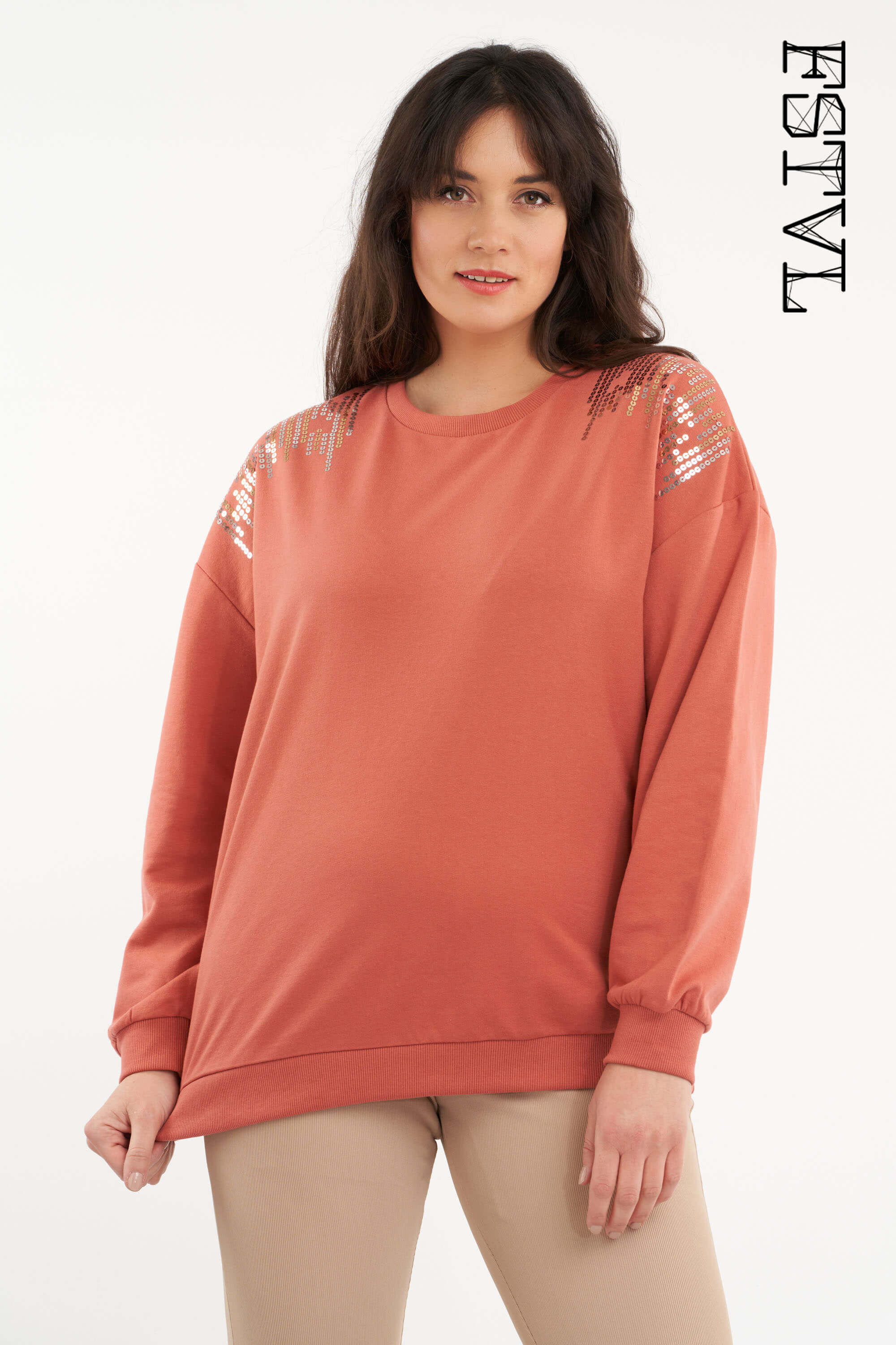 Su&eacute;ter con tachuelas image number 0