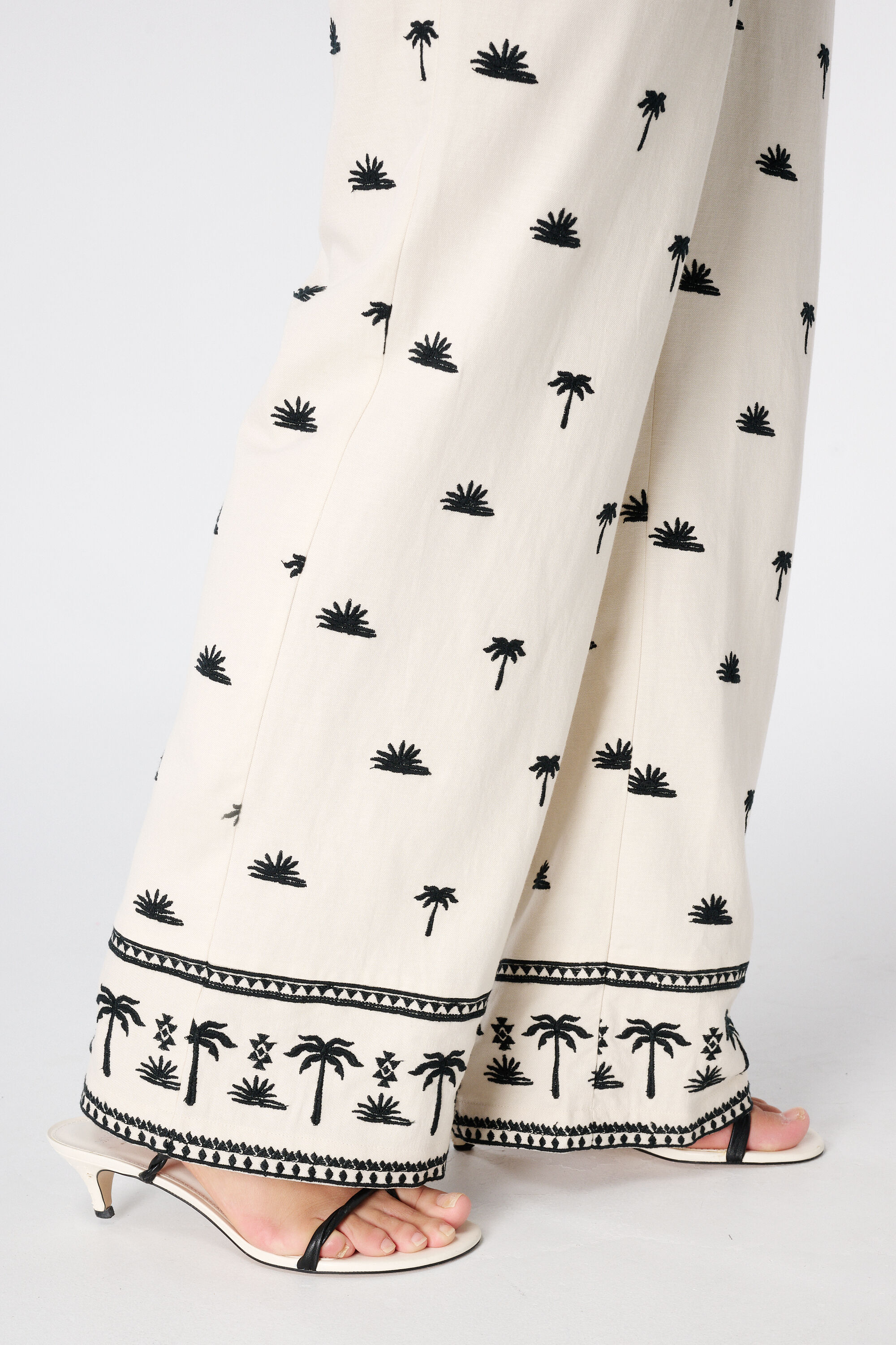 Pantal&oacute;n con detalles bordados image number 6