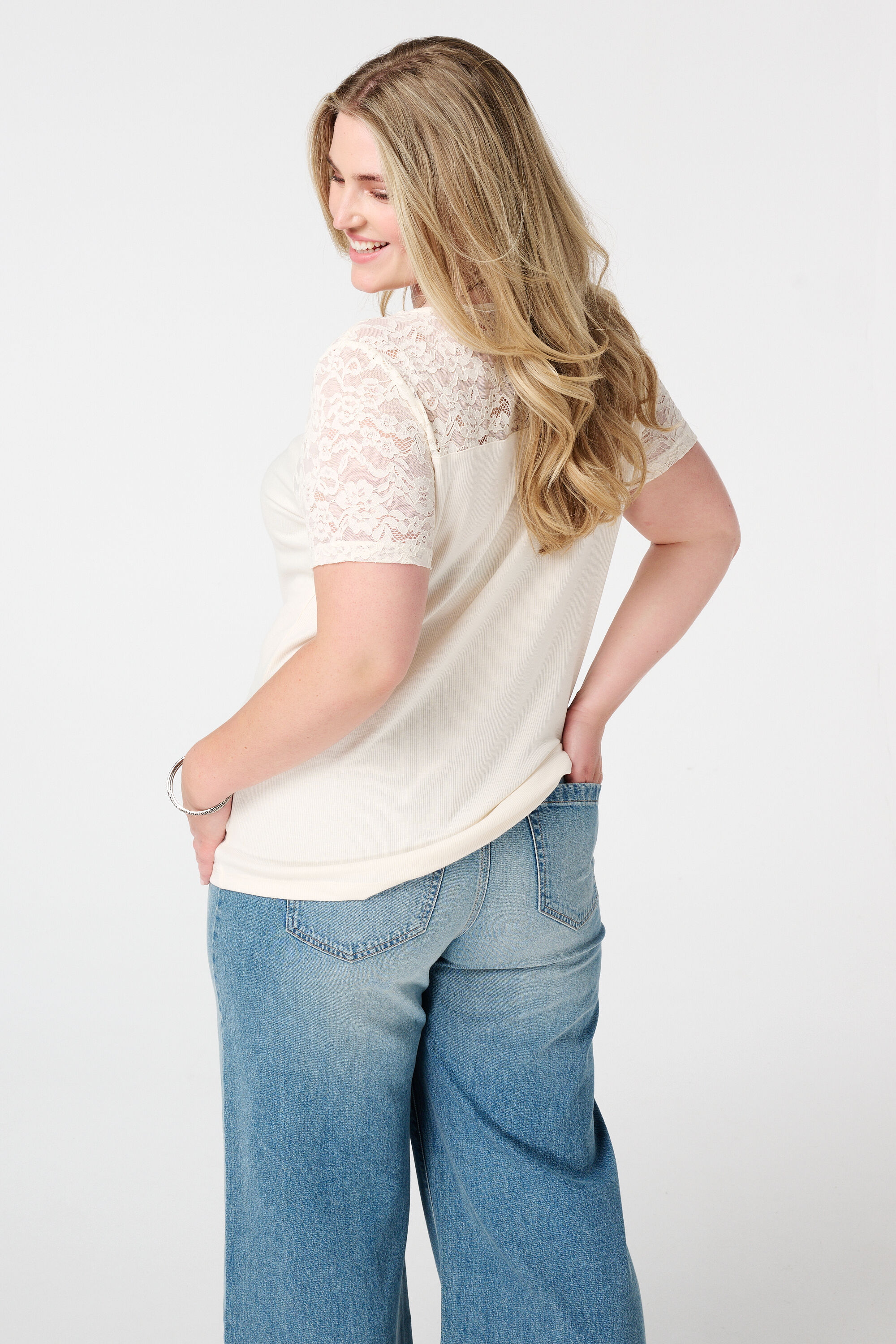 Camiseta de canal&eacute; con encaje image number 3