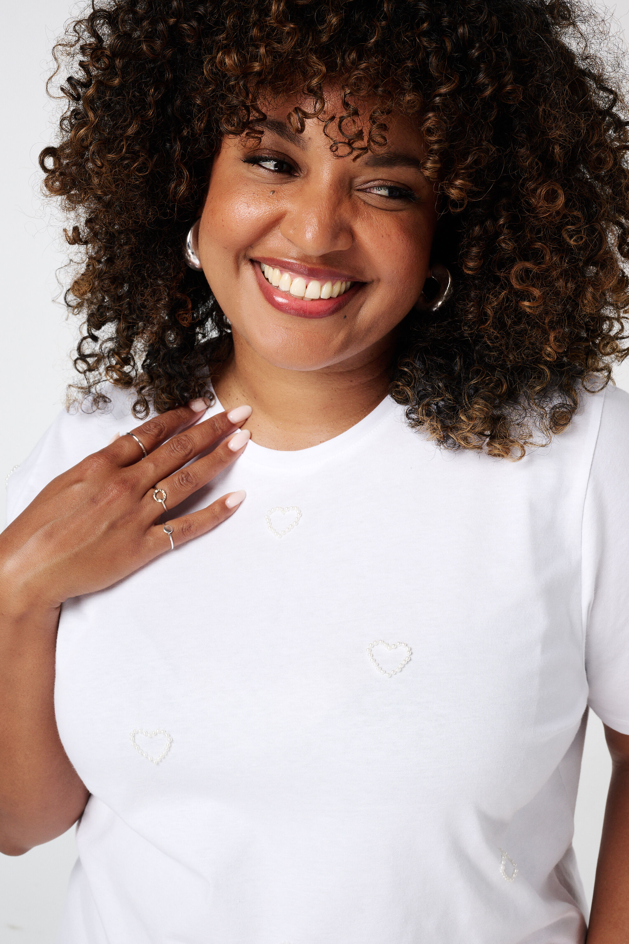 Camiseta con corazones image number 4