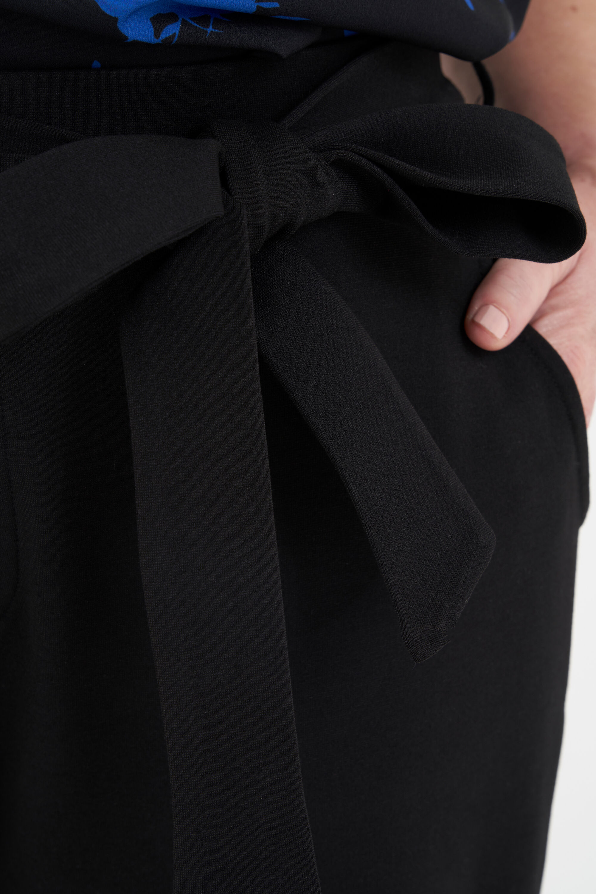 Pantalones con cinto image number 6